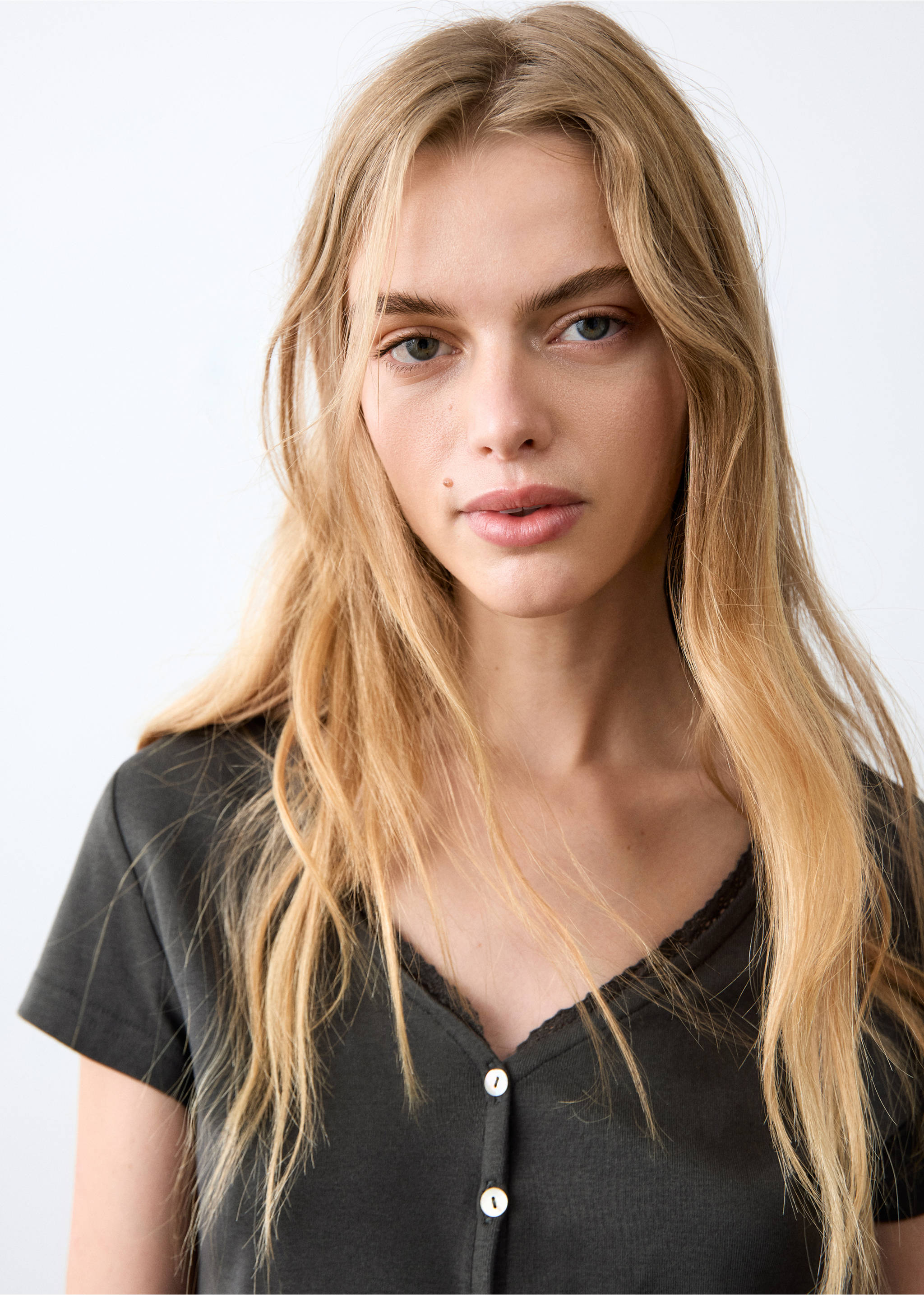 Buttoned cotton T-shirt - Details of the article 1, Charcoal. Ref: 27074415-00.