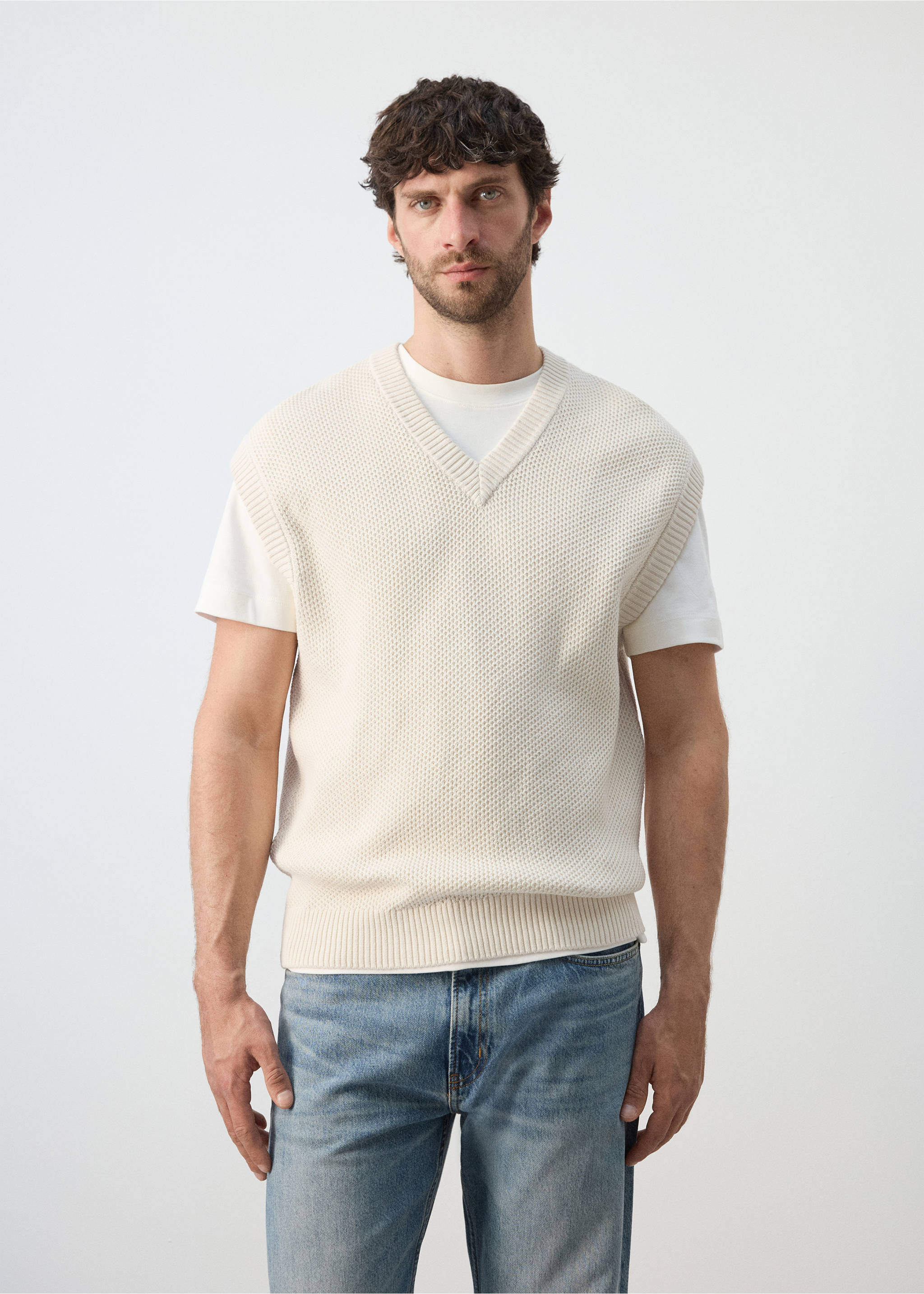 Microstructure knit gilet - Medium plane, Ecru. Ref: 27074431-00.