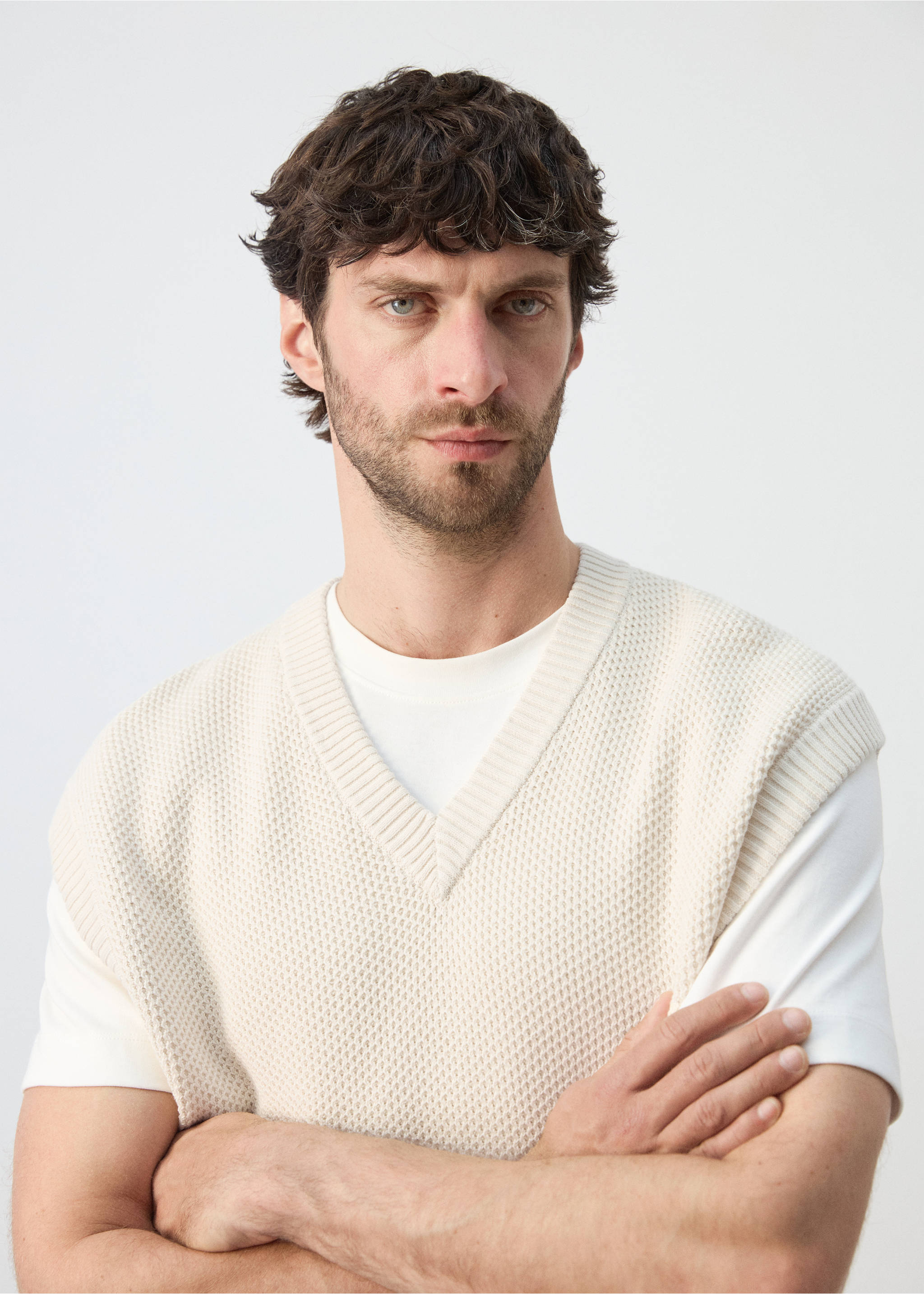 Microstructure knit gilet - Details of the article 1, Ecru. Ref: 27074431-00.