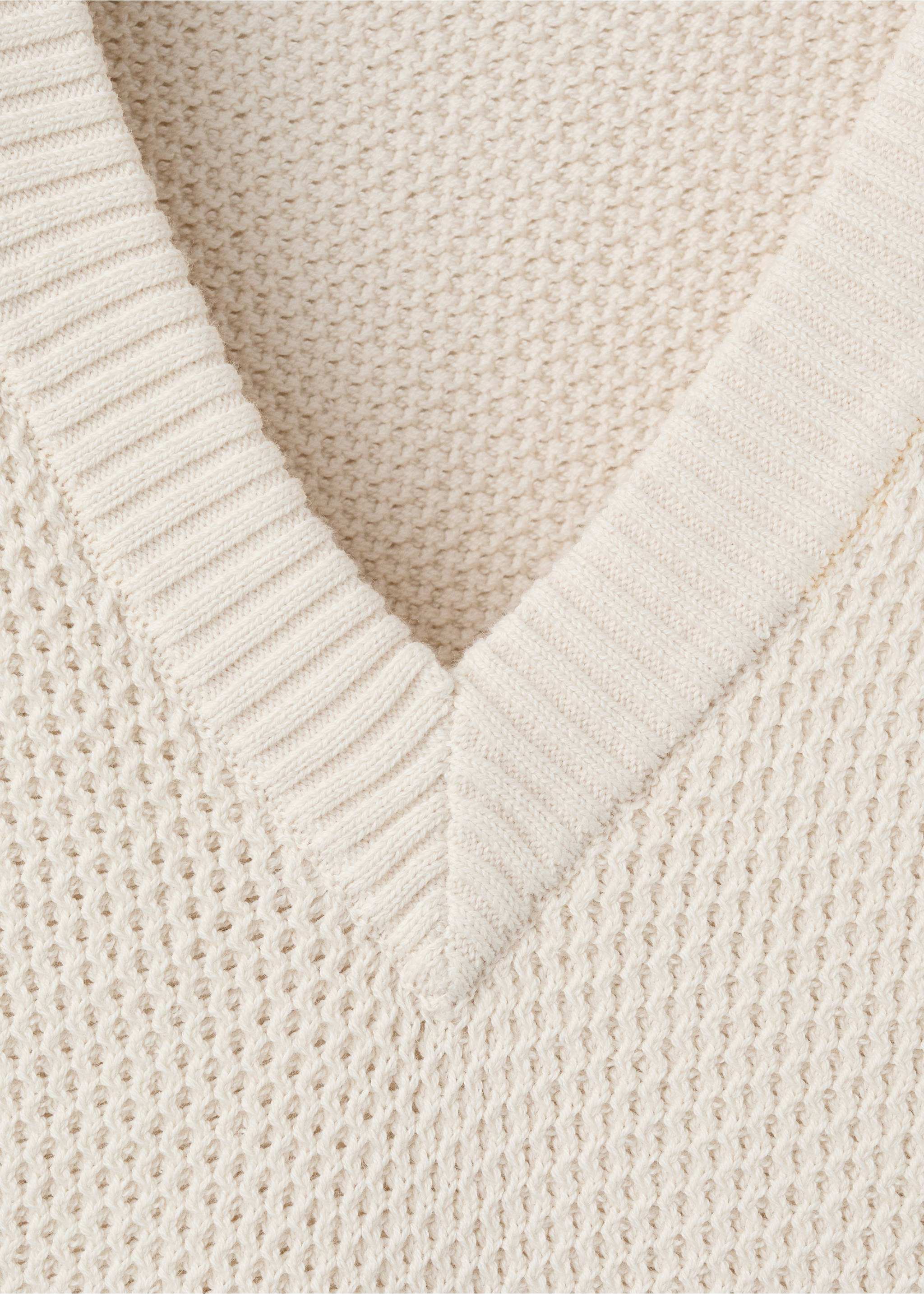 Microstructure knit gilet - Details of the article 8, Ecru. Ref: 27074431-00.