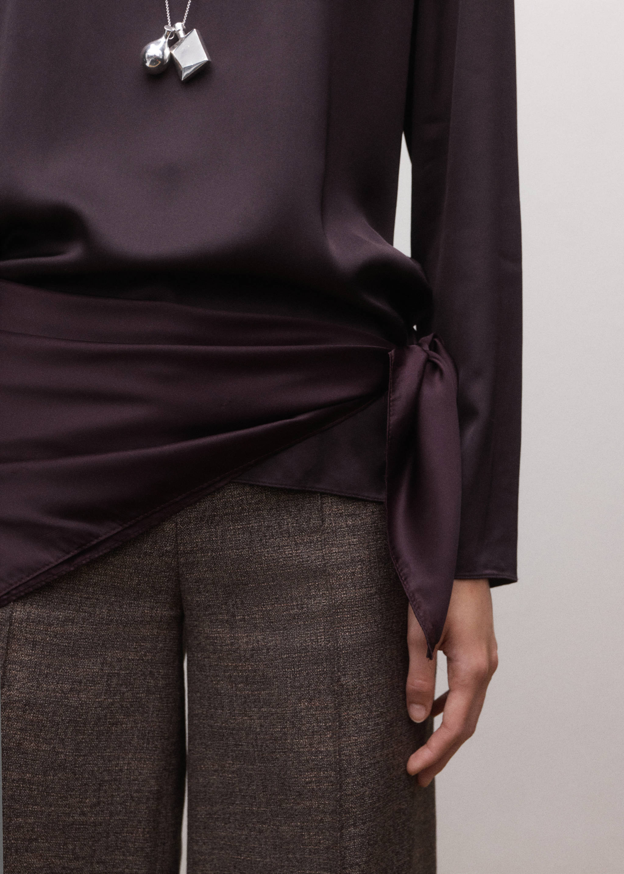 Square satin handkerchief - Details of the article 9