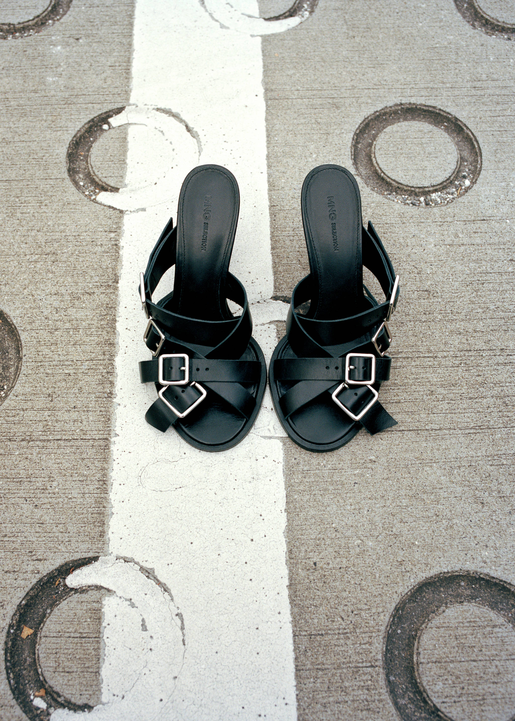 Leather strap sandals with buckles - General plane