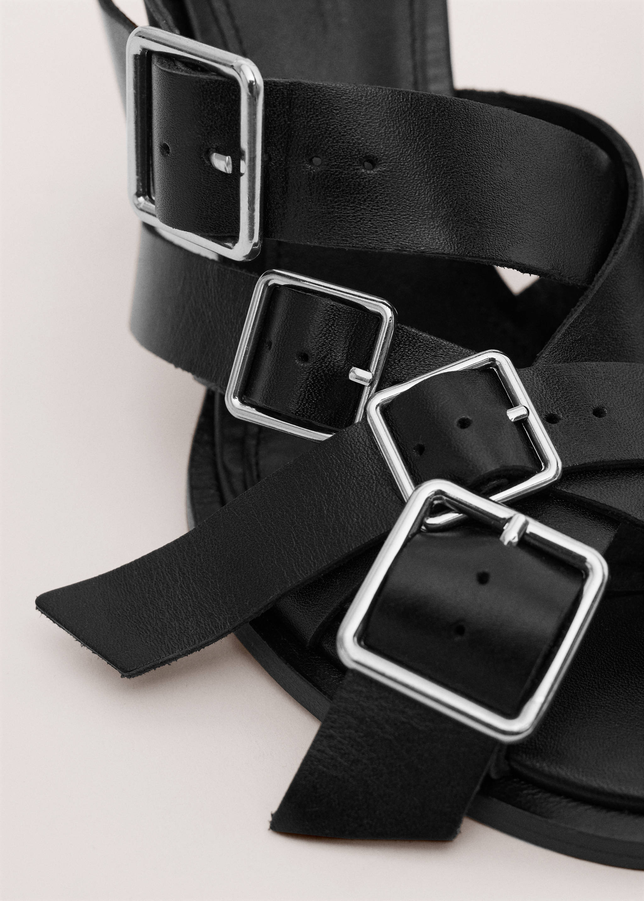 Leather strap sandals with buckles - Details of the article 2