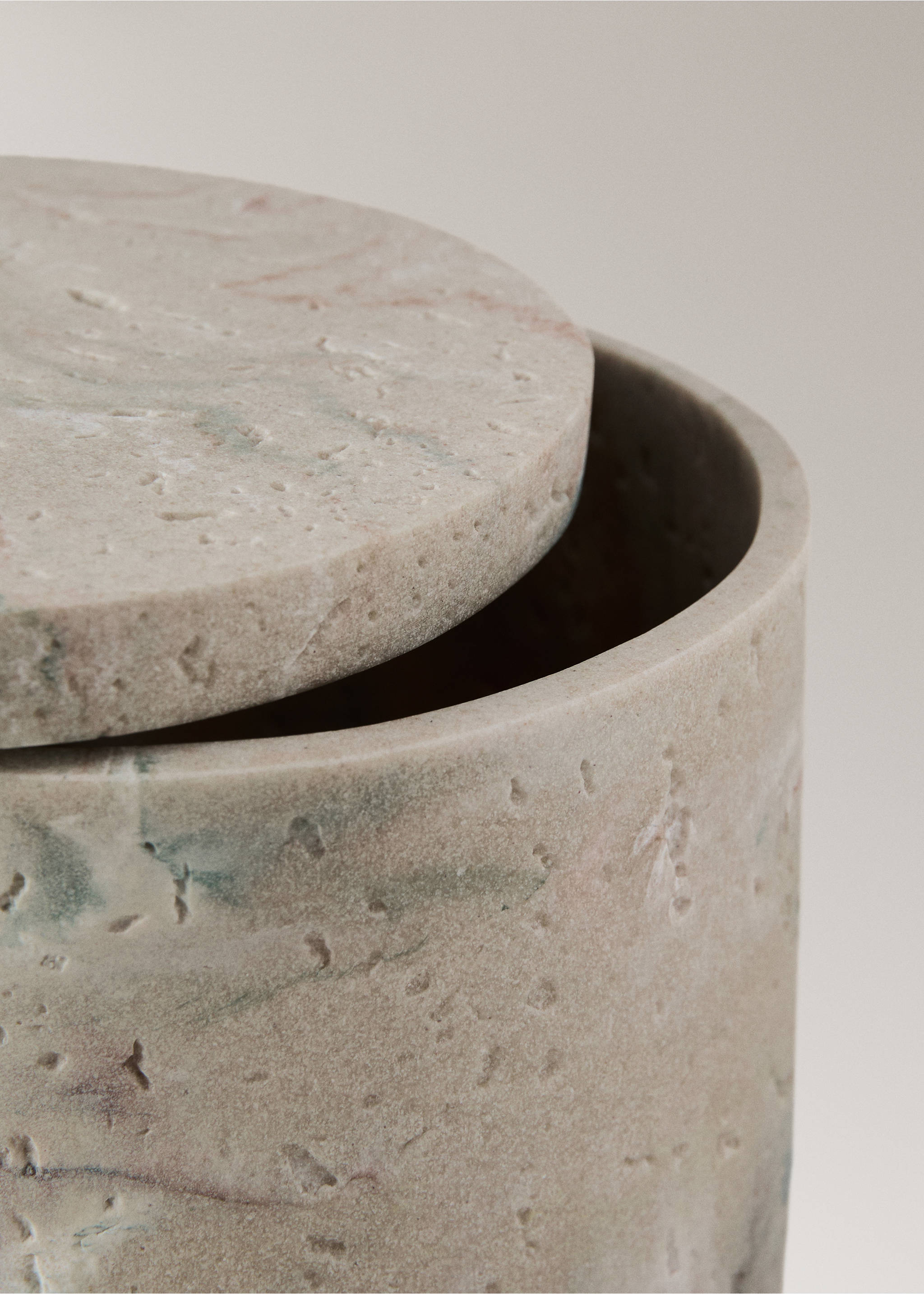 Medium resin bathroom container with marble effect - Details of the article 1, Sand. Ref: 27074445-00.