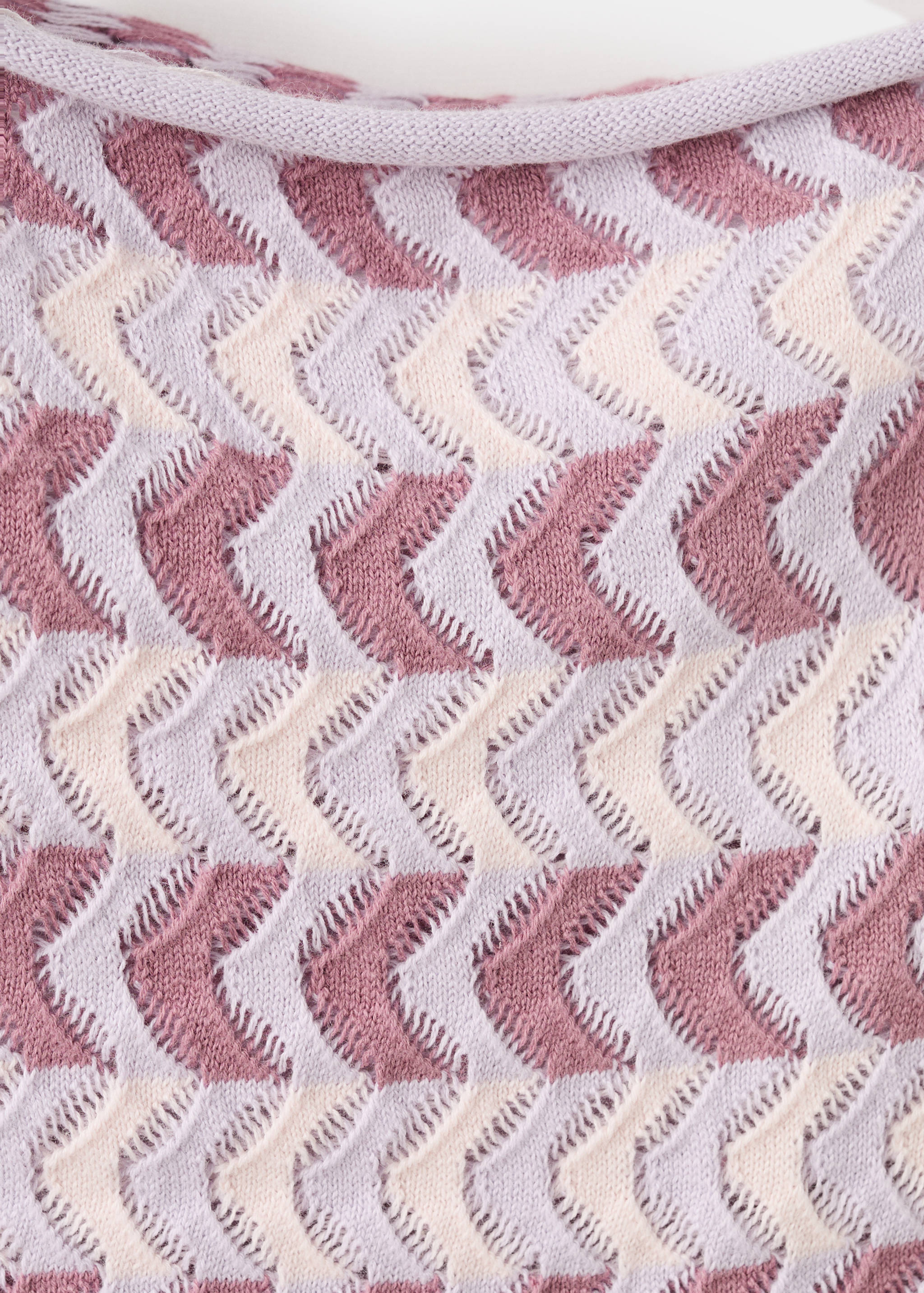 Трикотажный топ в комбинированных цветах - Деталь изделия 8