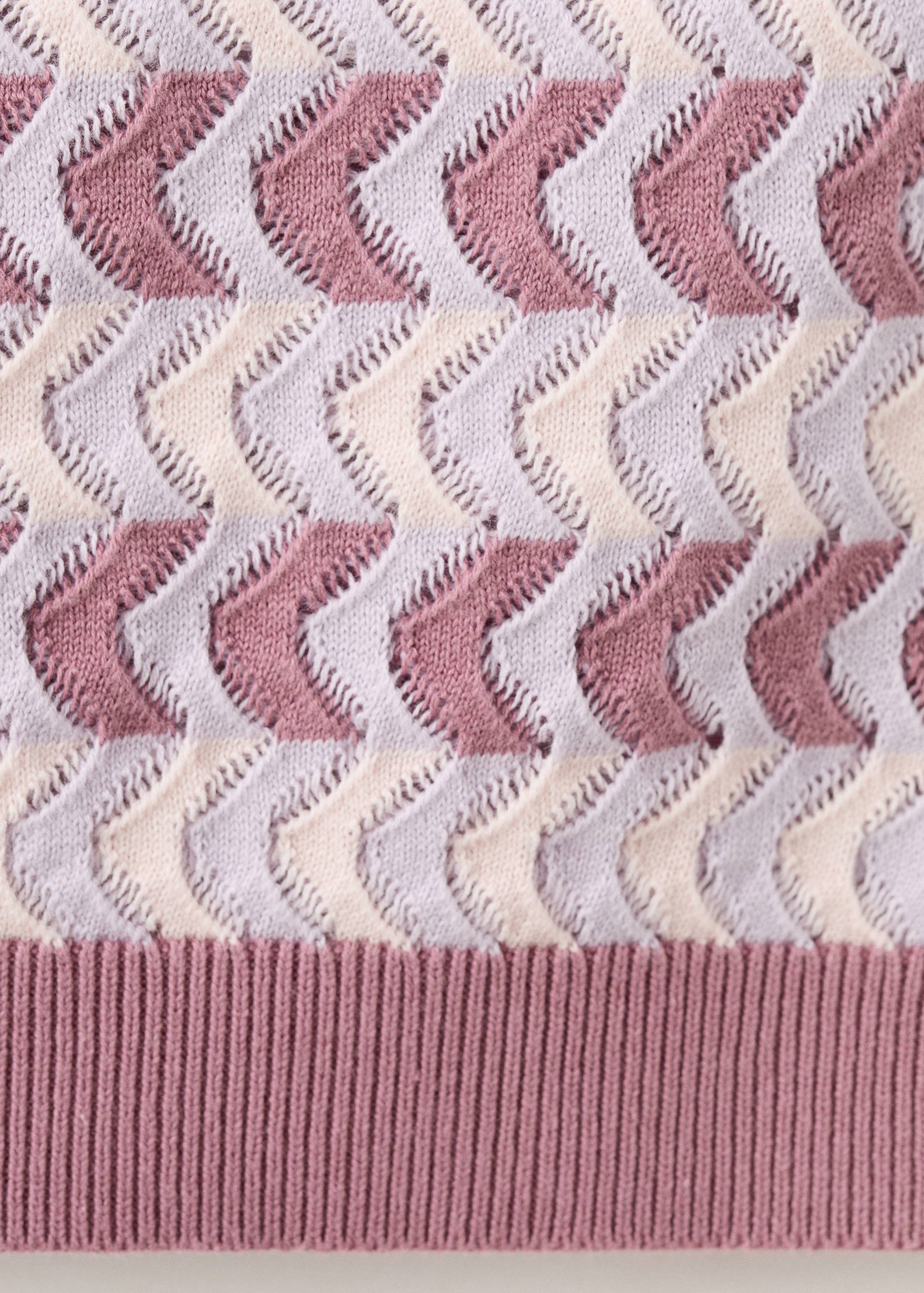 Трикотажный топ в комбинированных цветах - Деталь изделия 0