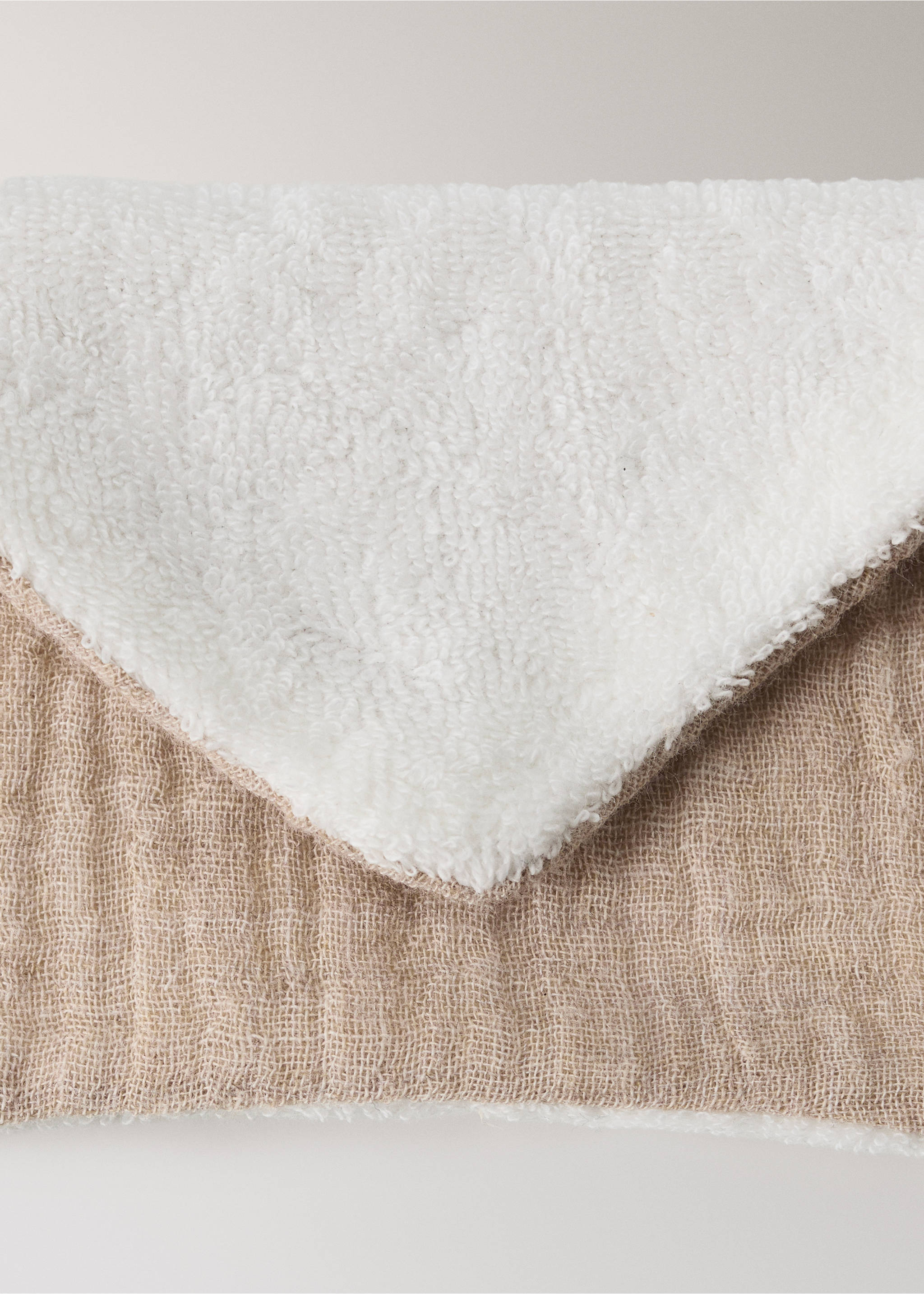 Cotton gauze bib - Details of the article 2, Beige. Ref: 27074787-00.