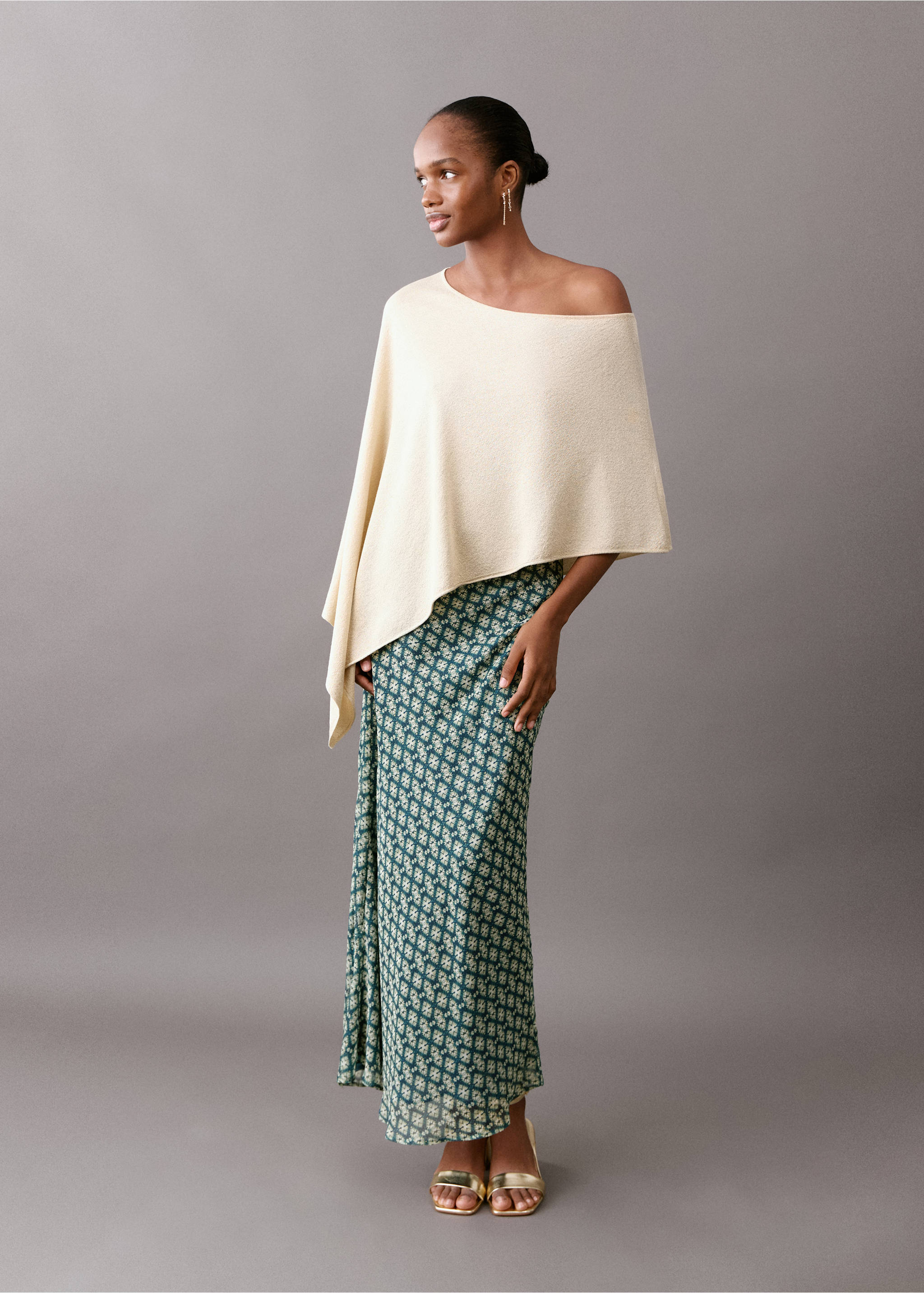 Asymmetrical knitted cape - General plane, Gold. Ref: 27075812-00.