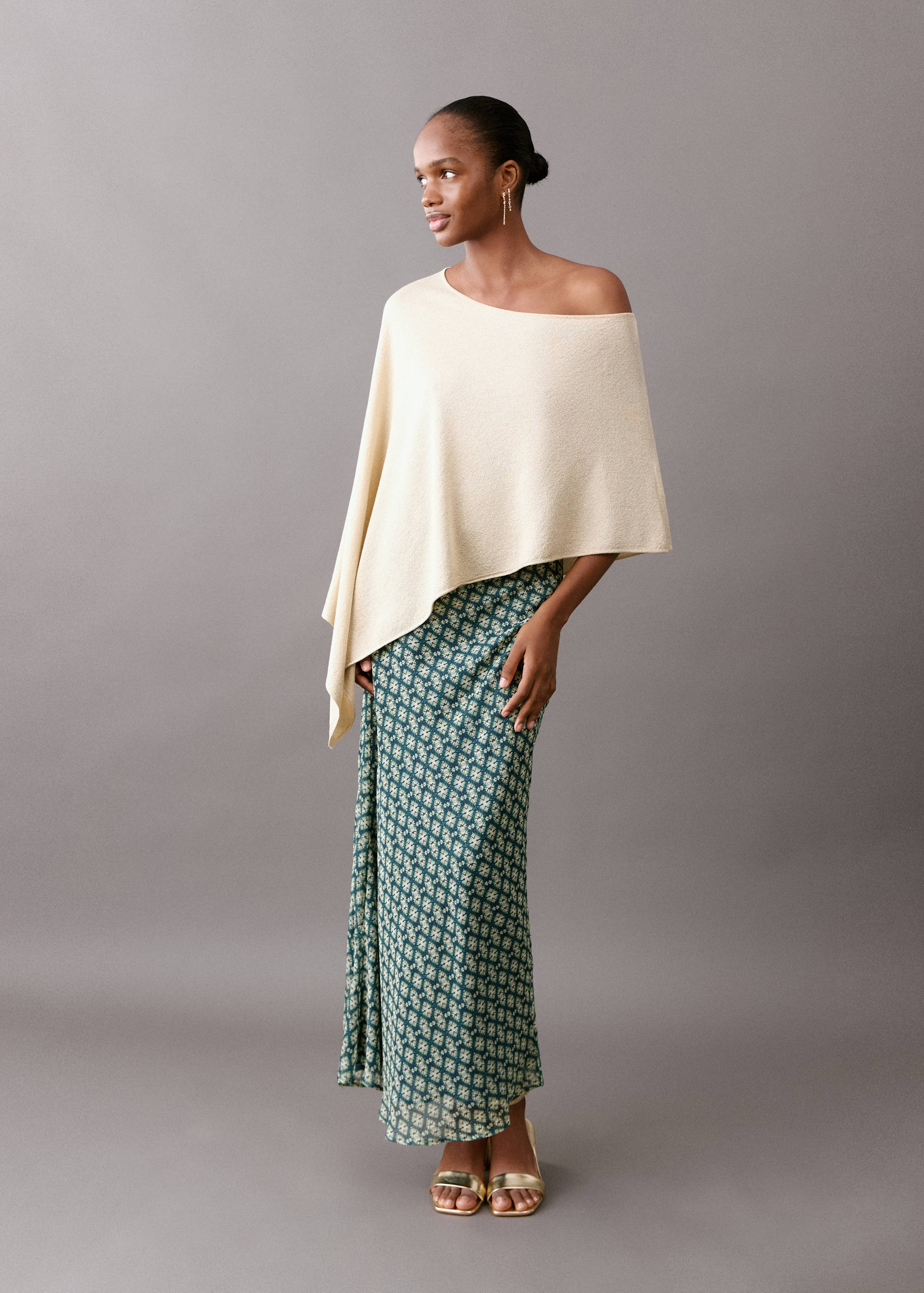 Asymmetrical knitted cape - General plane