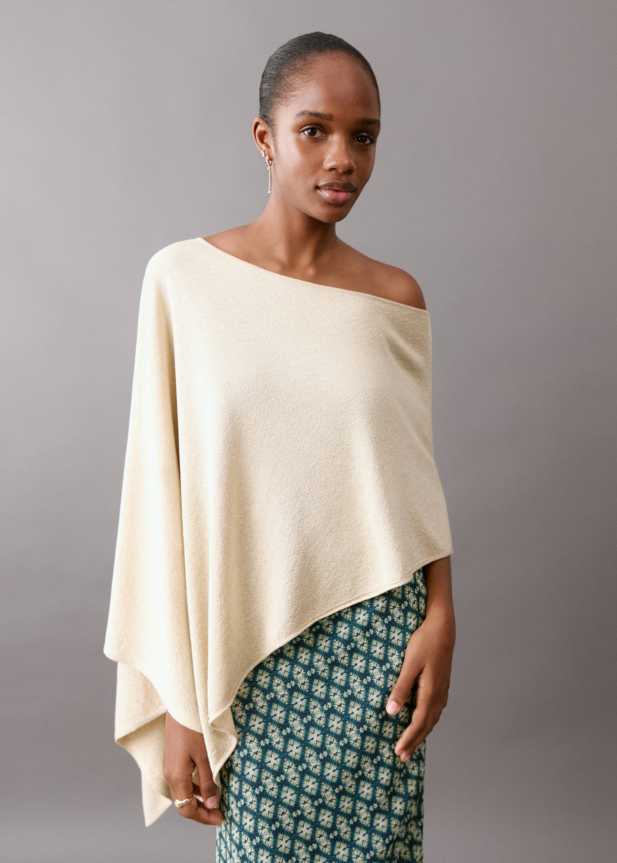 Asymmetrical knitted cape - Medium plane