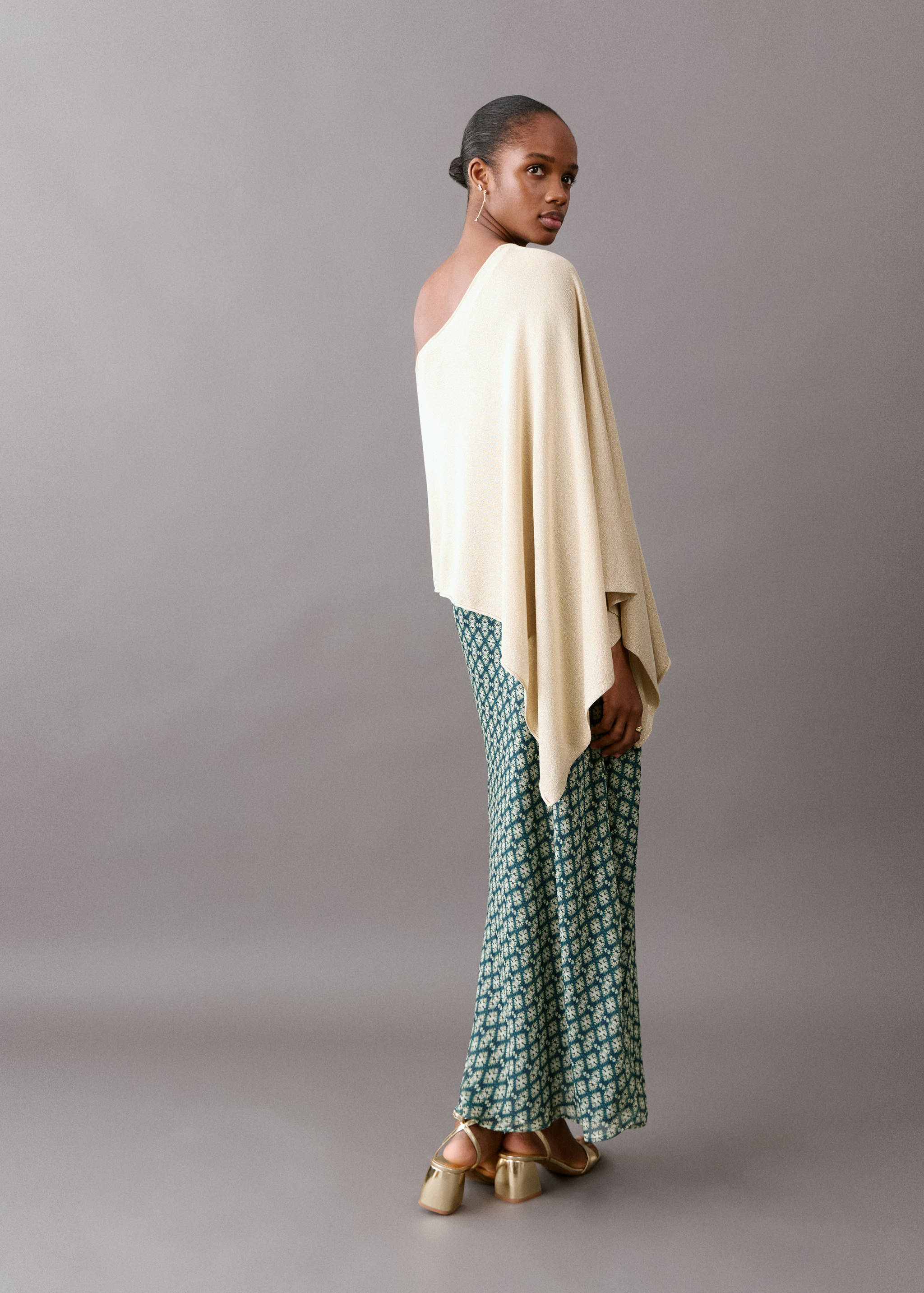 Asymmetrical knitted cape - Reverse of the article