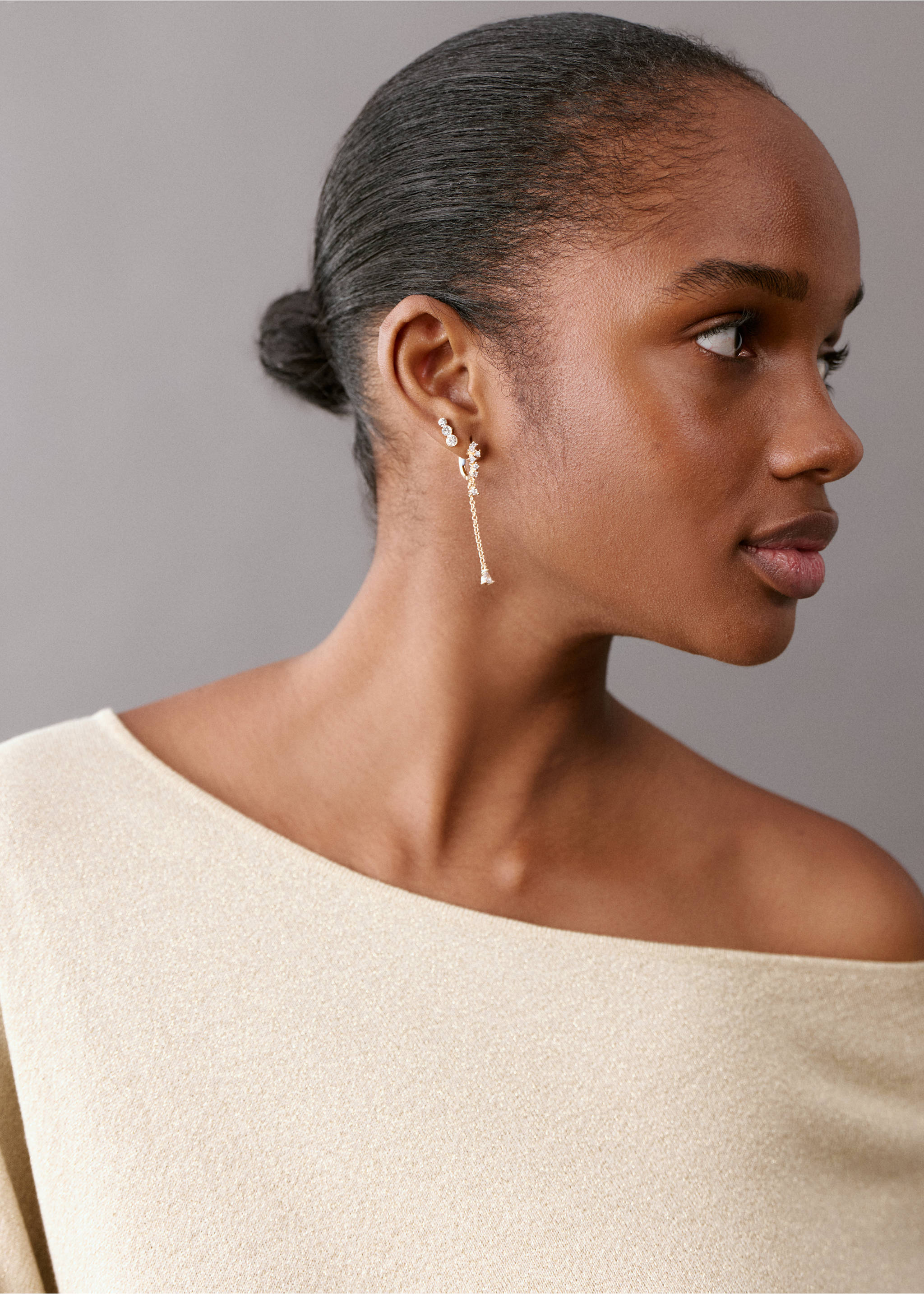 Asymmetrical knitted cape - Details of the article 1, Gold. Ref: 27075812-00.