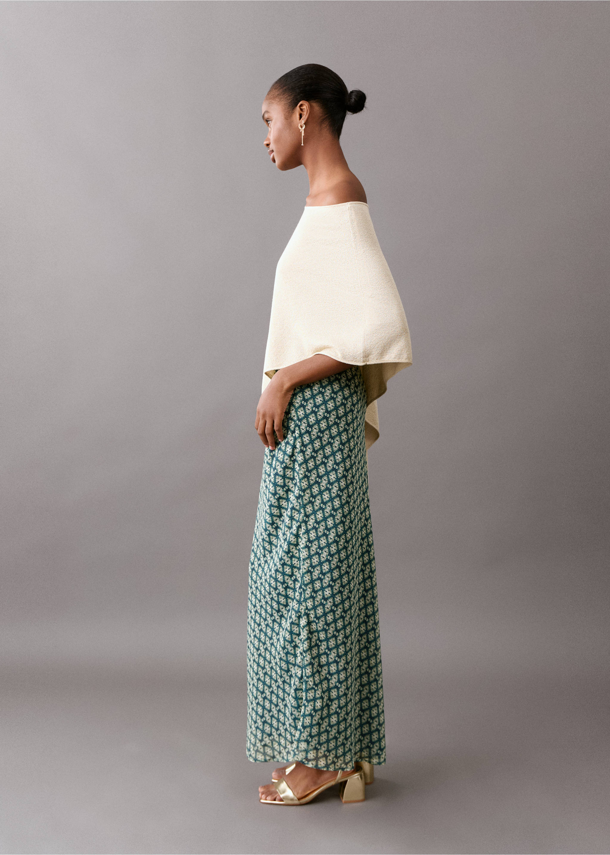 Asymmetrical knitted cape - Details of the article 2, Gold. Ref: 27075812-00.