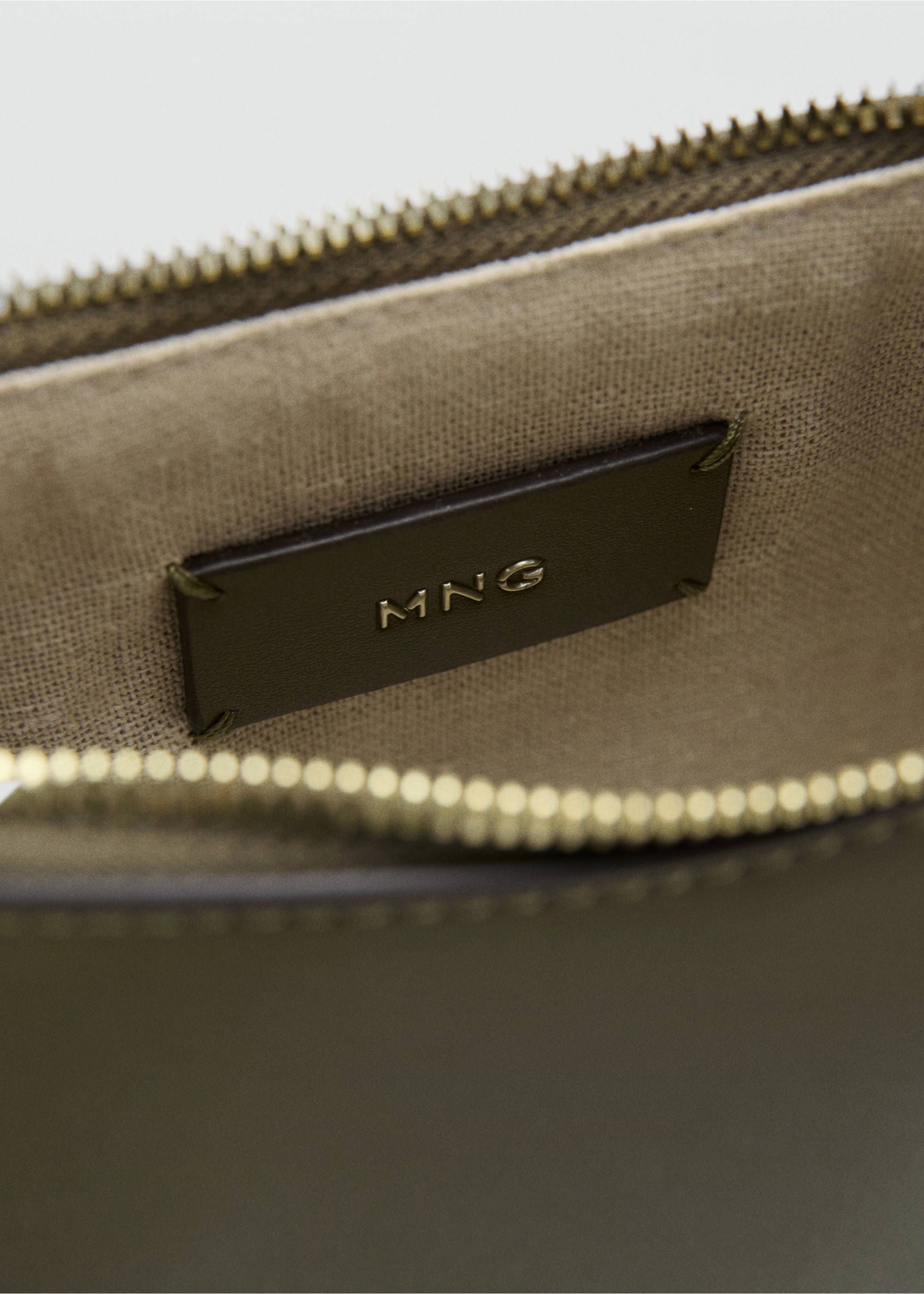 Sac porté épaule ovale - Détail de l'article 2, Kaki. Ref: 27075817-00.