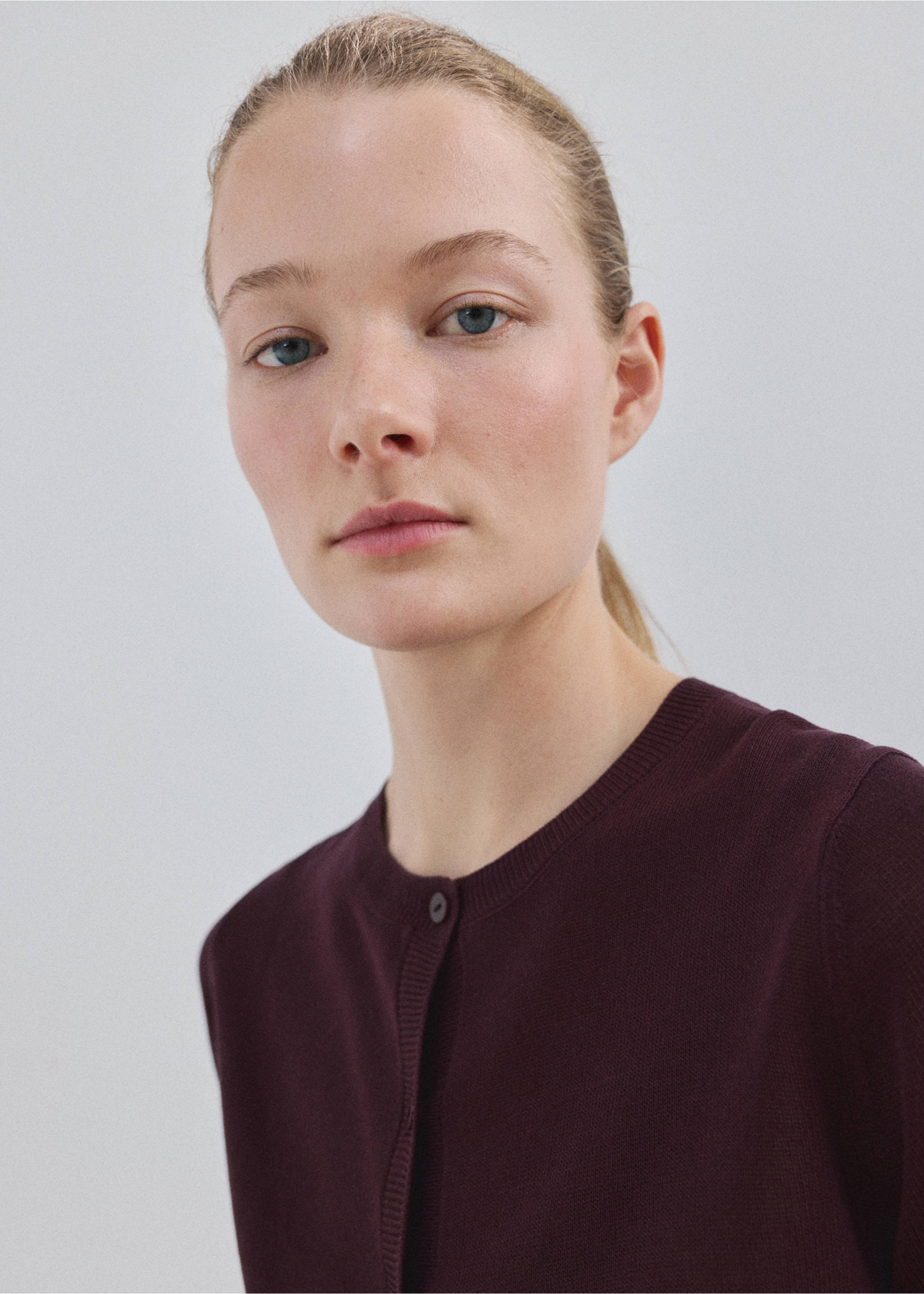 Ζακέτα σε ίσια γραμμή με λεπτή πλέξη - Μεσαίο πλάνο, Κρασί. Ref: 27075819-00.