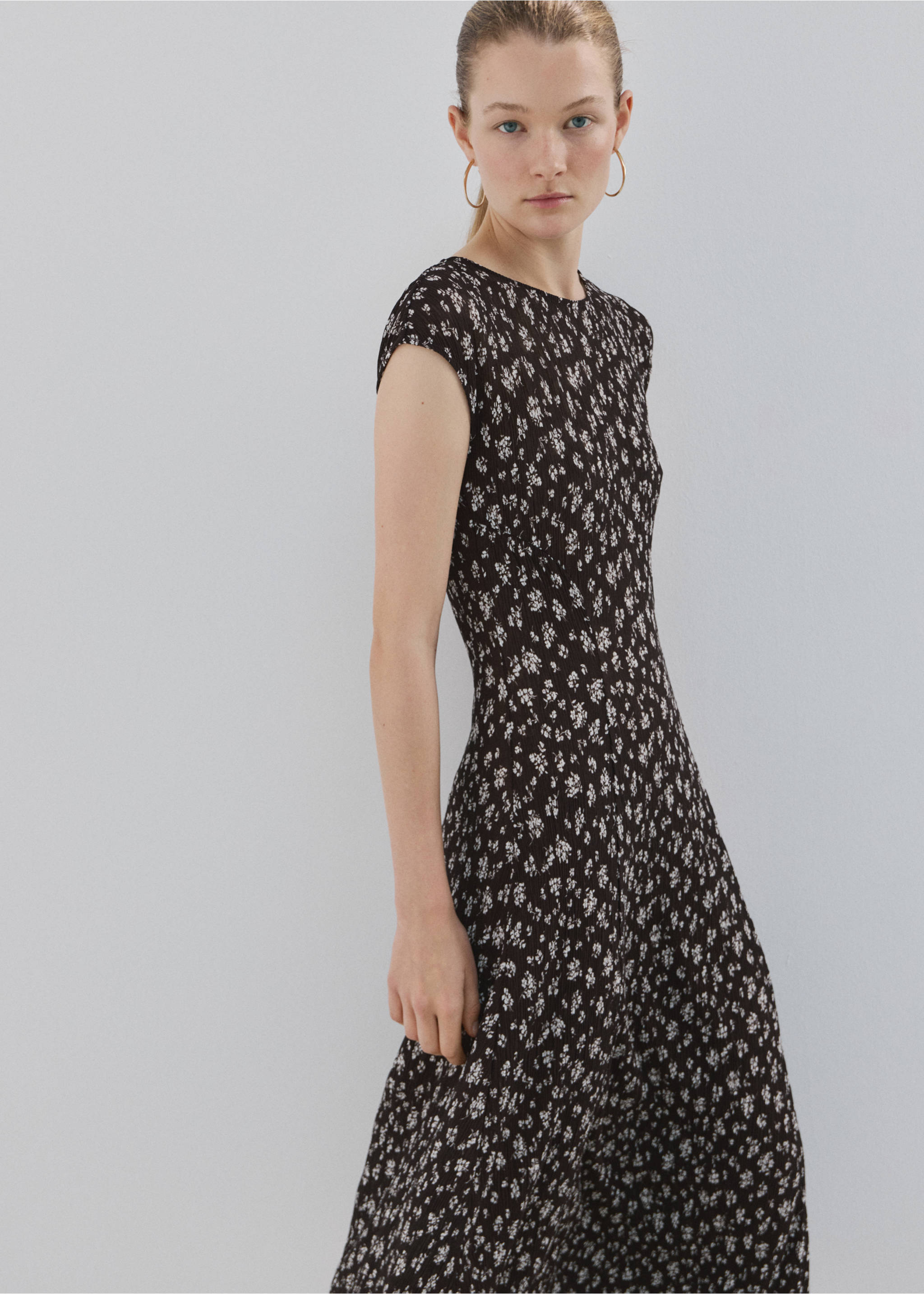 Vestido midi estampado floral - Plano medio, Marrón. Ref: 27075824-00.