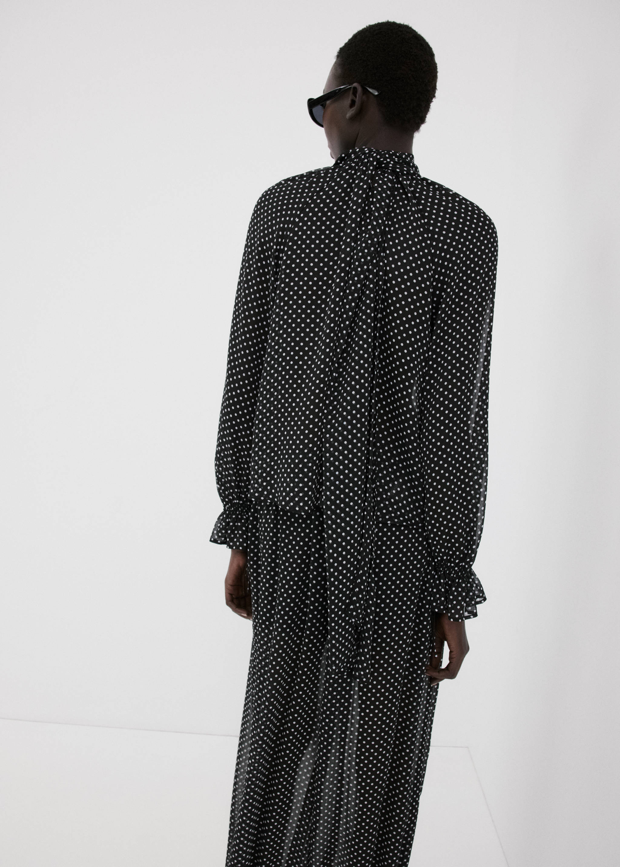 Blusa lunares cuello alto - Reverso del artículo