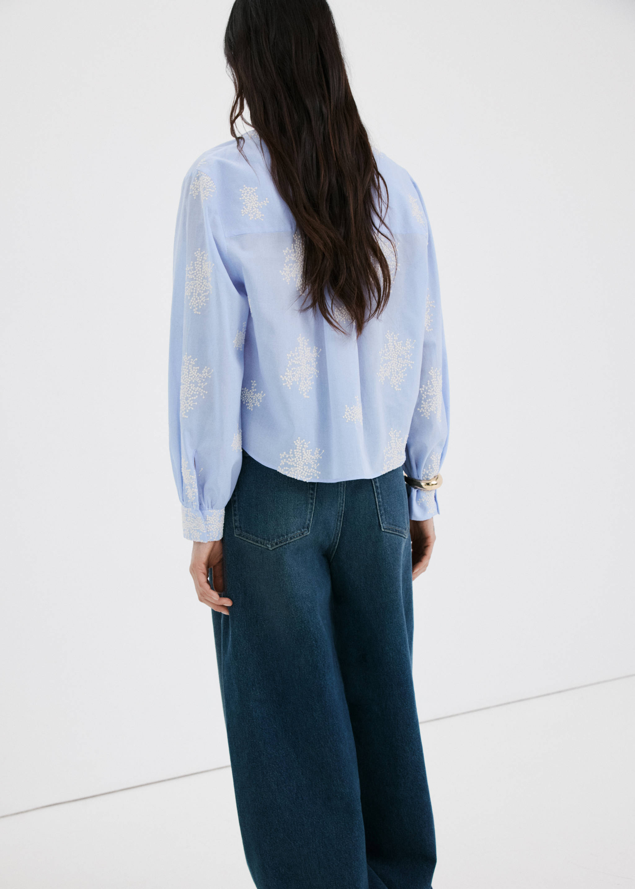 Hemd mit Blumenstickerei - Rückseite des Artikels