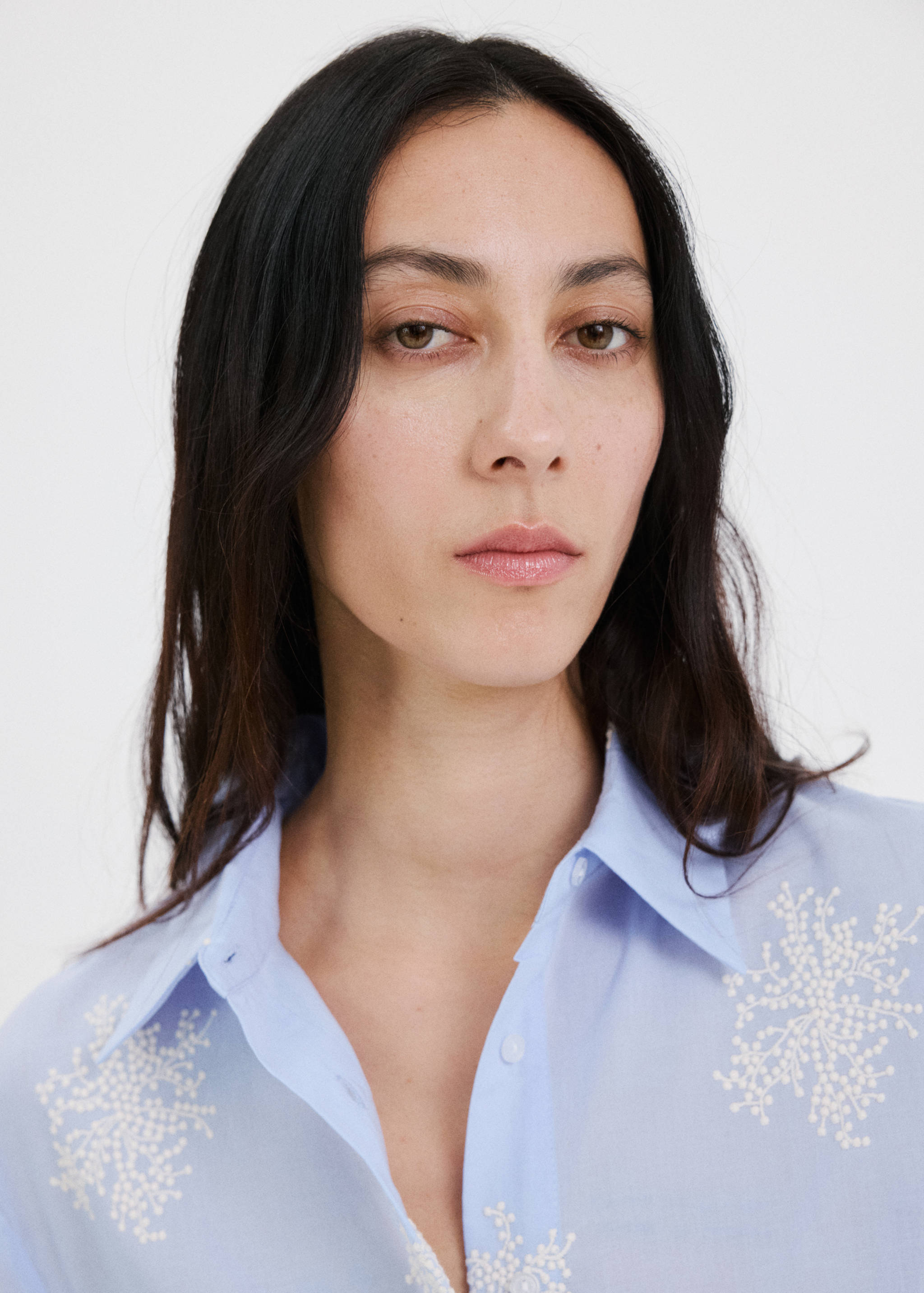 Hemd mit Blumenstickerei - Detail des Artikels 1