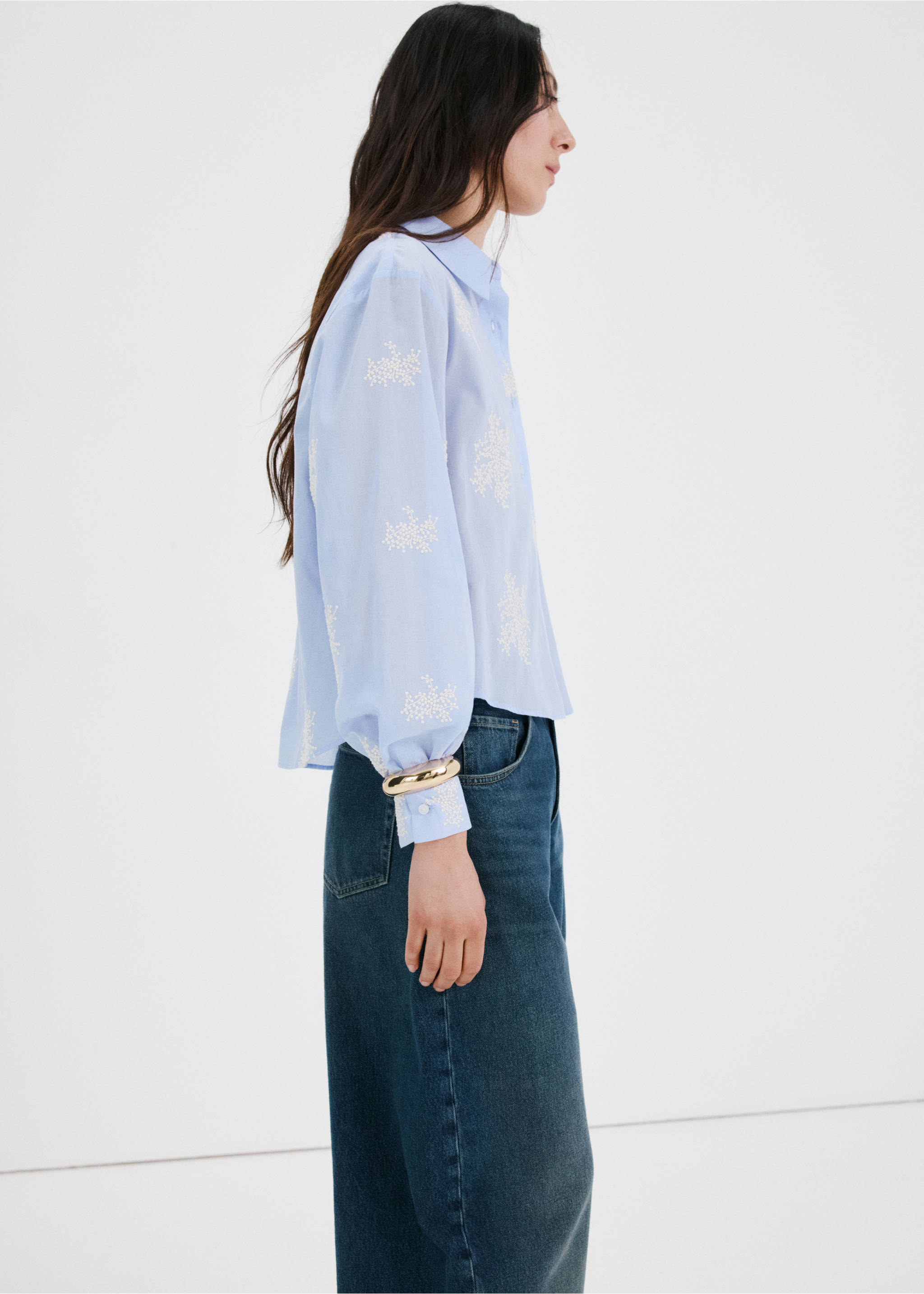 Hemd mit Blumenstickerei - Detail des Artikels 2, Himmelblau. Ref: 27075831-00.