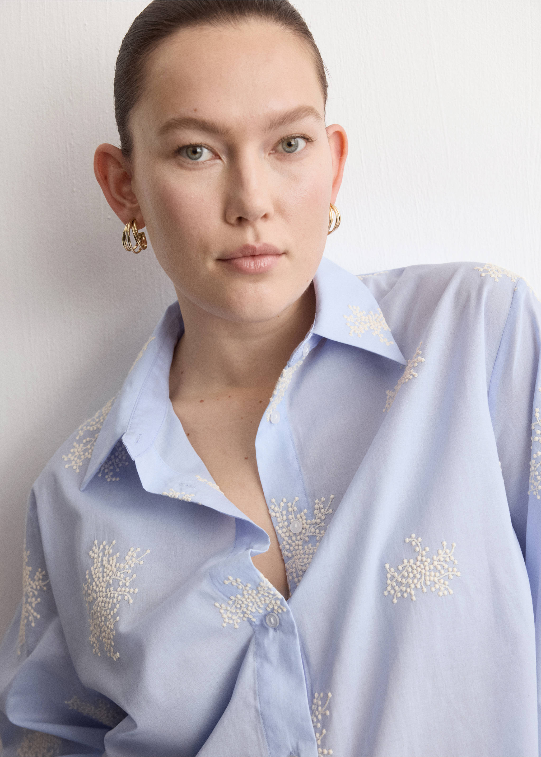 Hemd mit Blumenstickerei - Detail des Artikels 4, Himmelblau. Ref: 27075831-00.