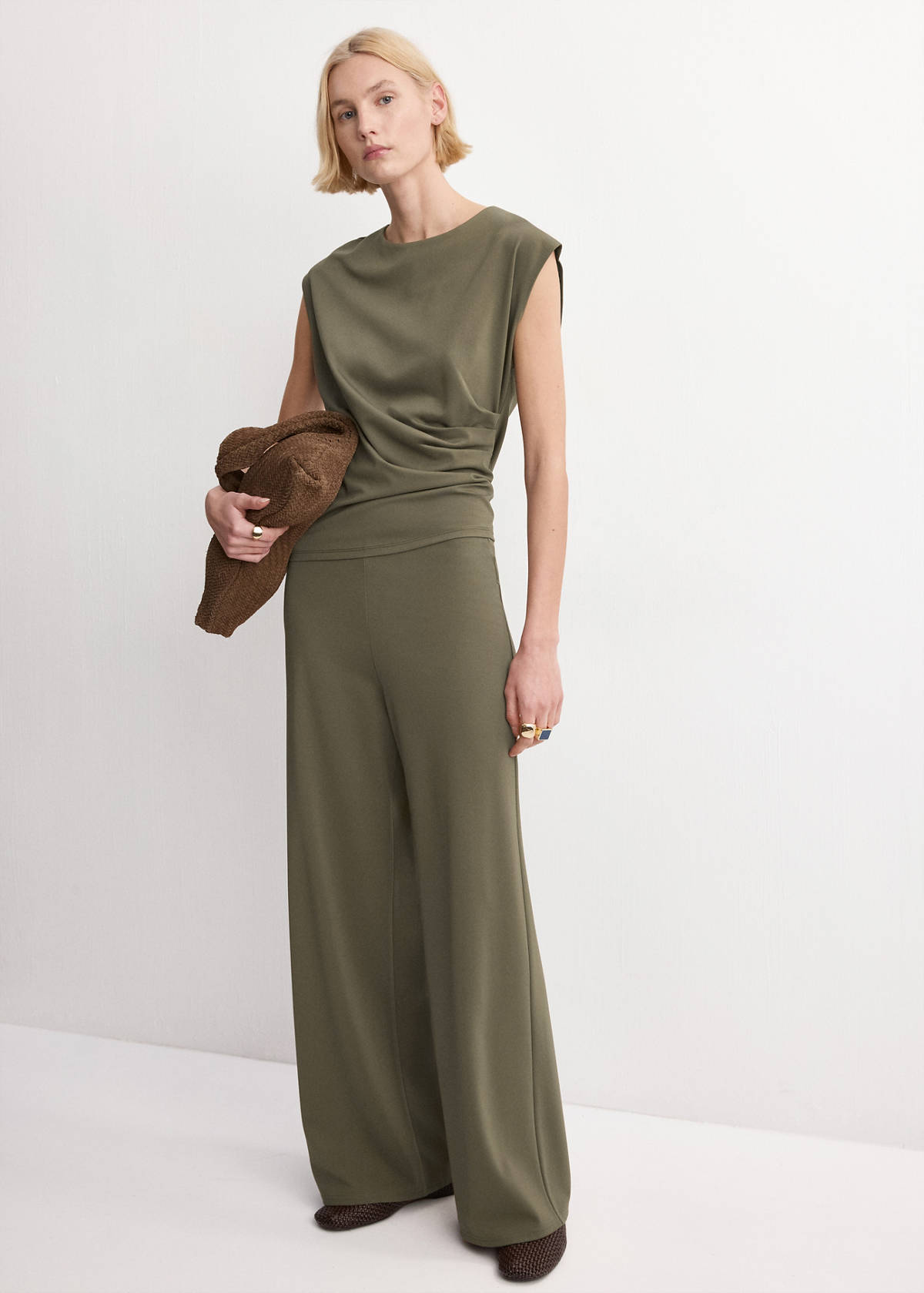 Straight-fit trousers with elastic waist — Khaki