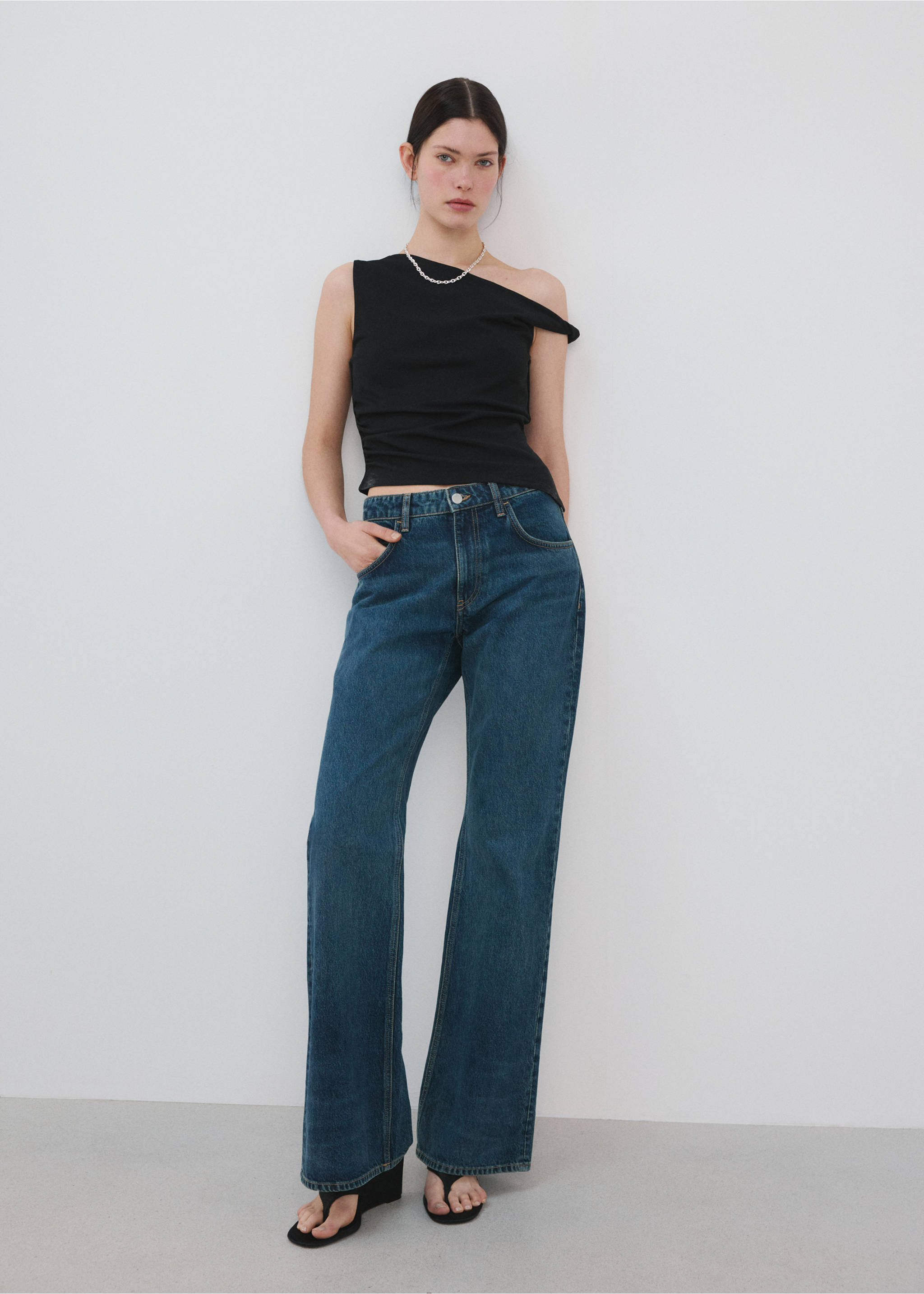 Asymmetrical fitted top - General plane, Black. Ref: 27075841-00.