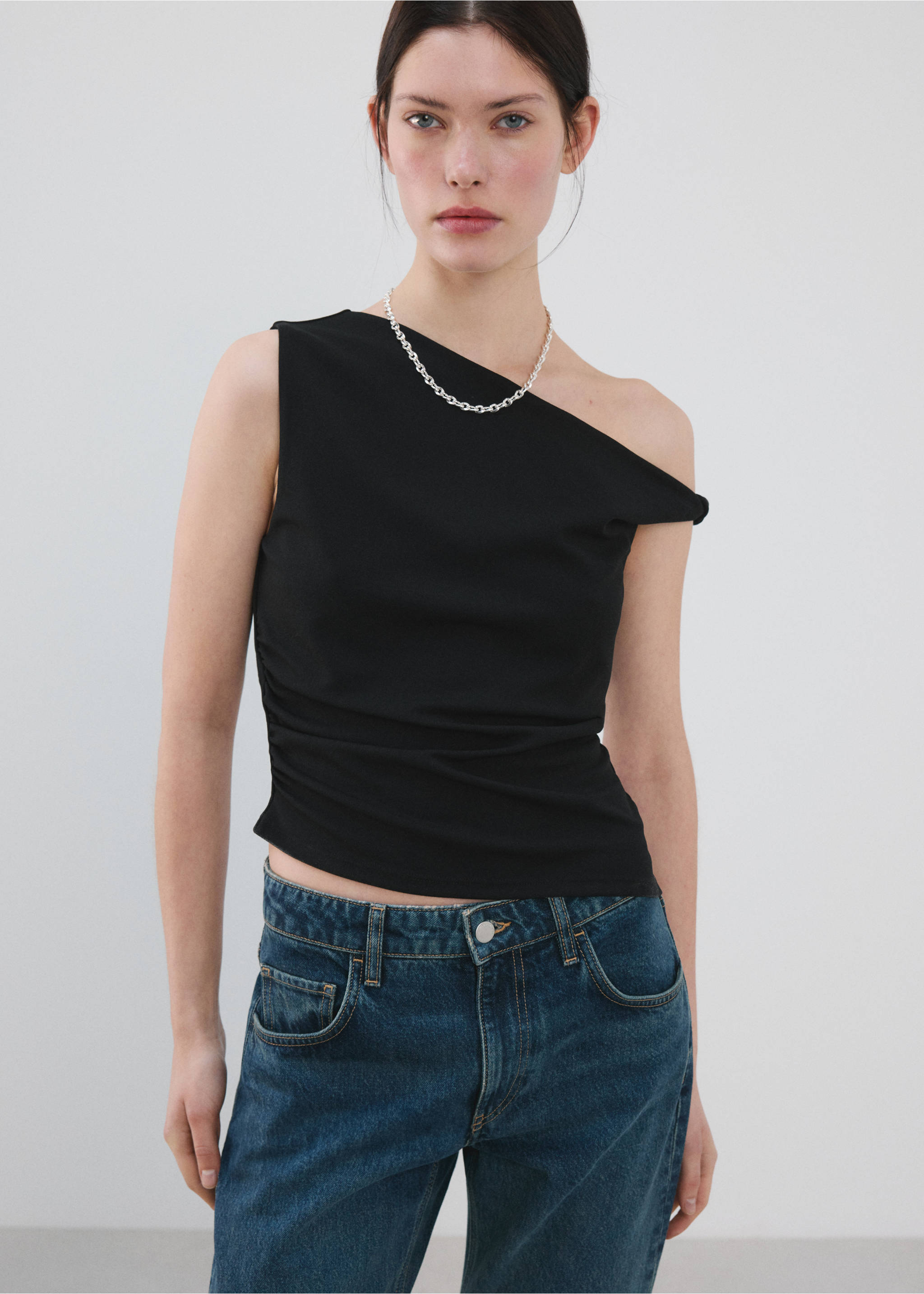 Asymmetrical fitted top - Medium plane, Black. Ref: 27075841-00.
