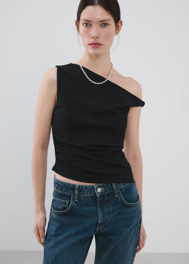 Asymmetrical fitted top