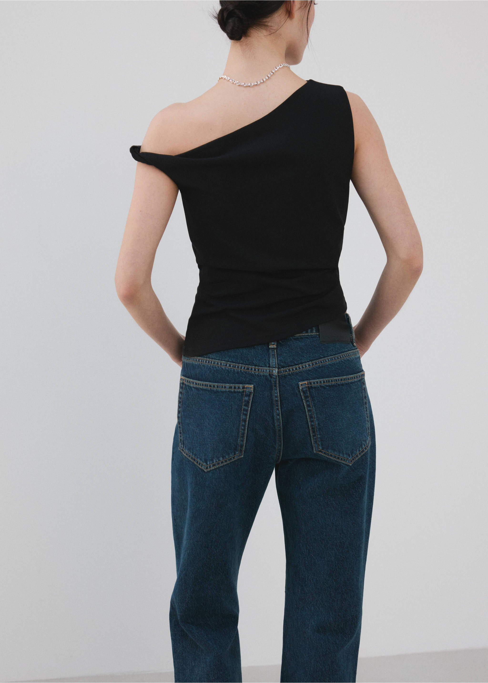Asymmetrical fitted top - Reverse of the article, Black. Ref: 27075841-00.