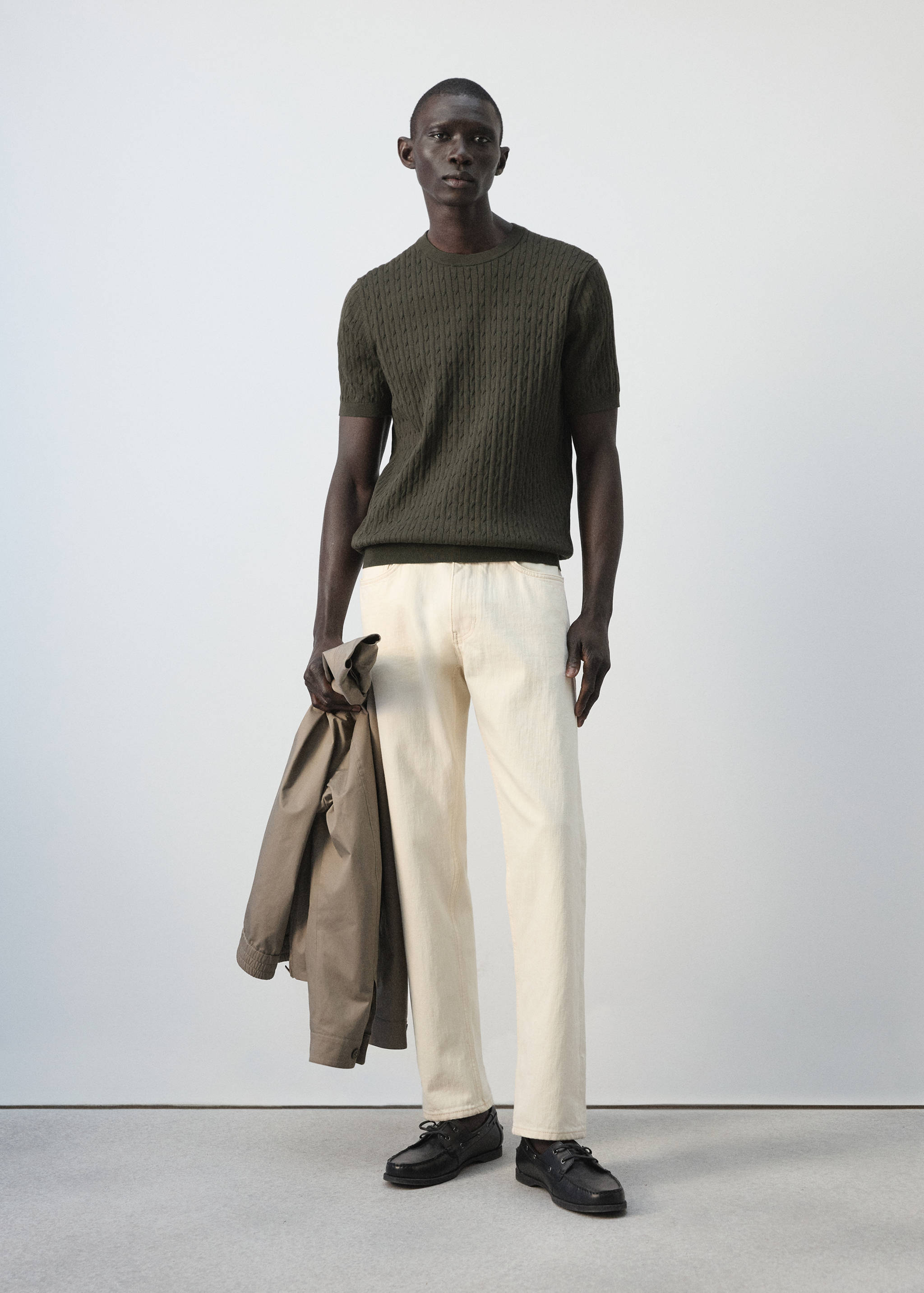 Трикотажная футболка с плетеным узором из 100% хлопка - Общий план