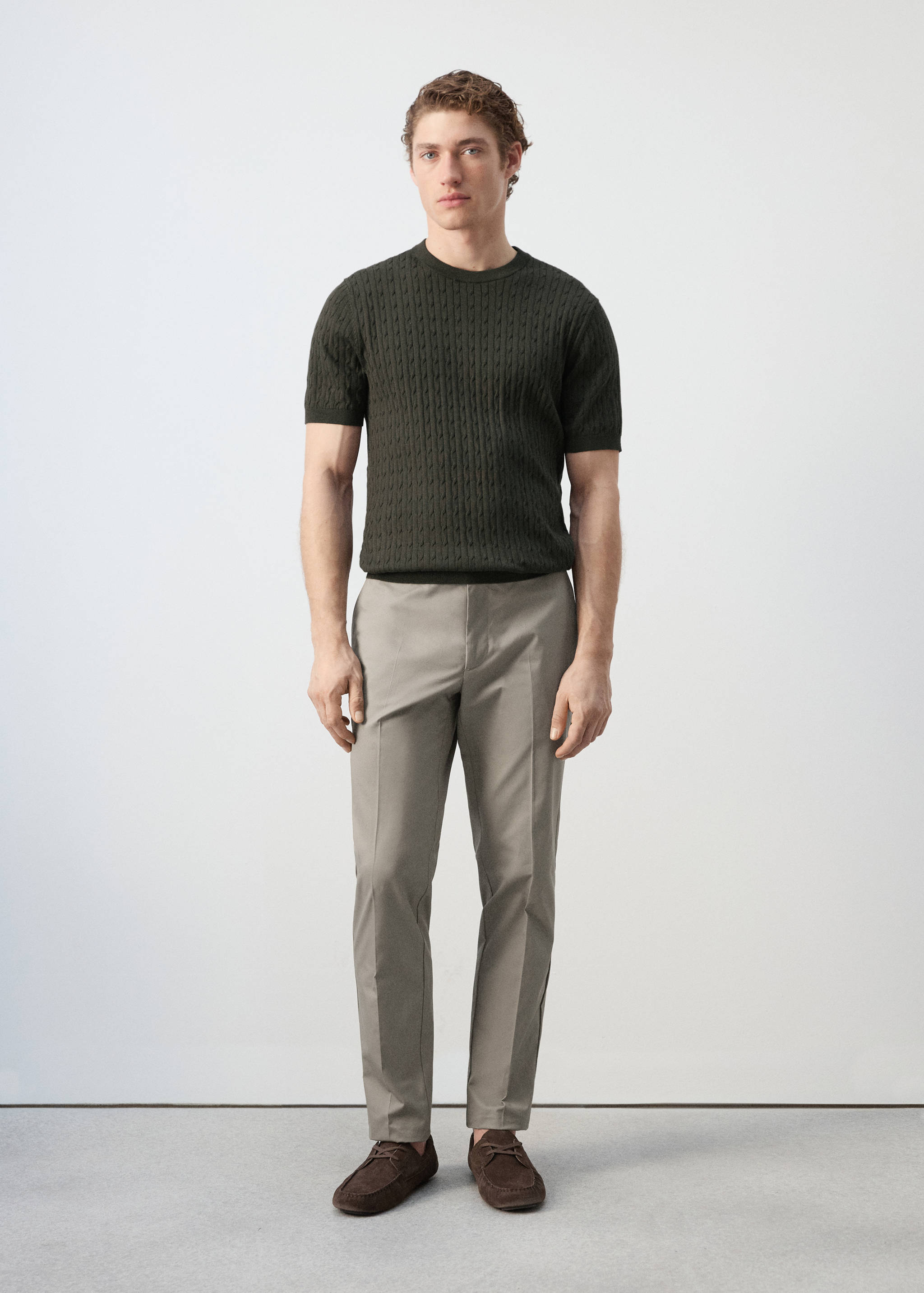 Трикотажная футболка с плетеным узором из 100% хлопка - Общий план