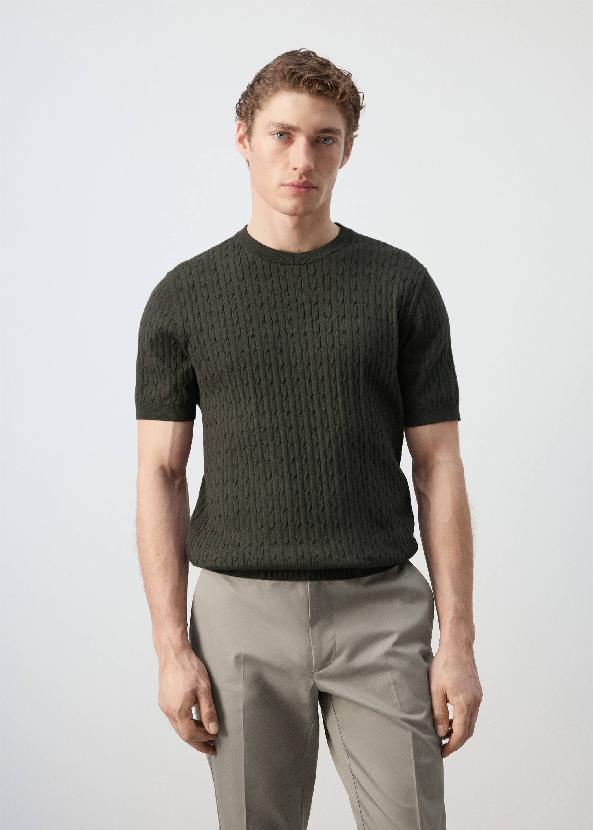 Трикотажная футболка с плетеным узором из 100% хлопка - Средний план