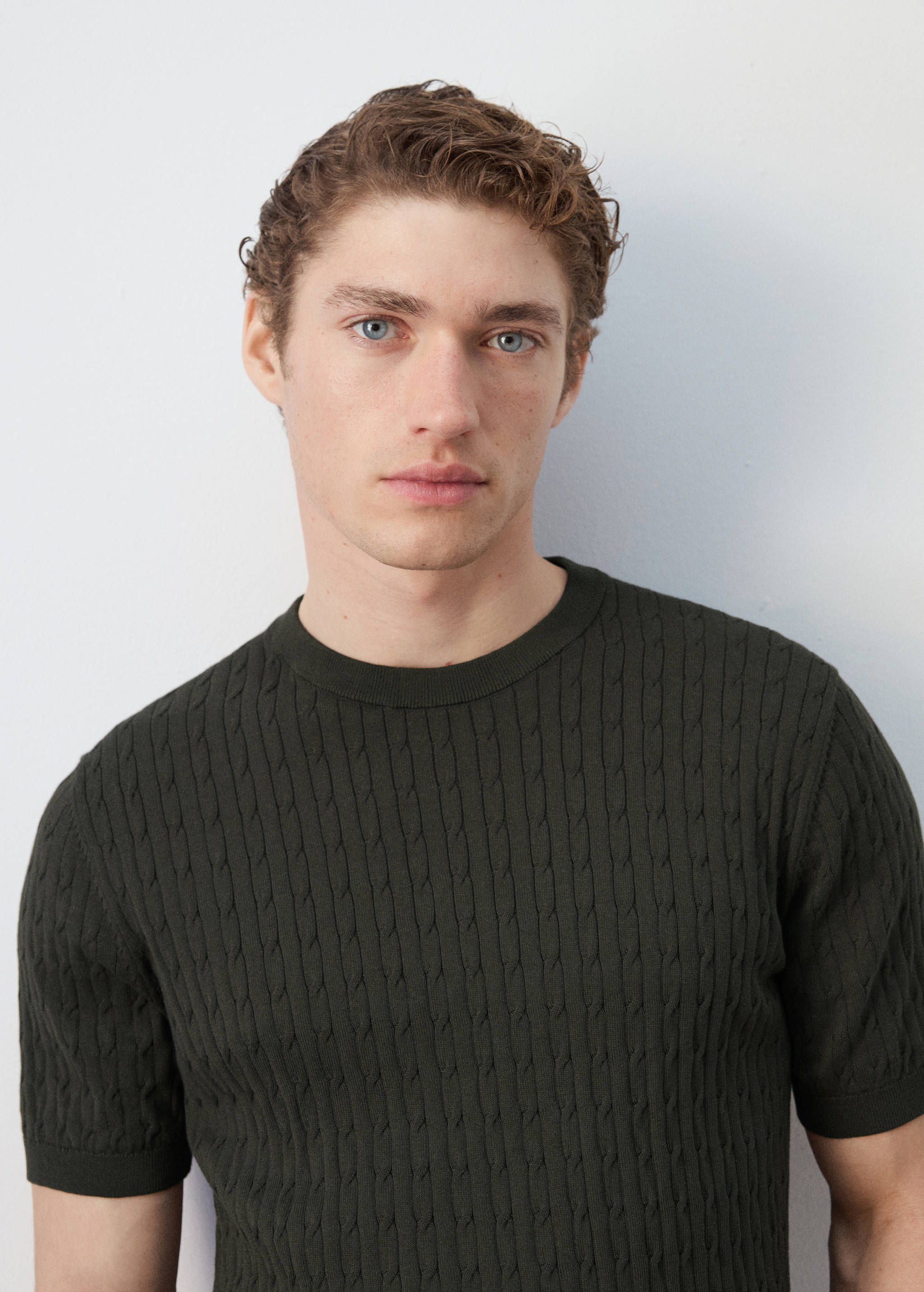 Трикотажная футболка с плетеным узором из 100% хлопка - Деталь изделия 1