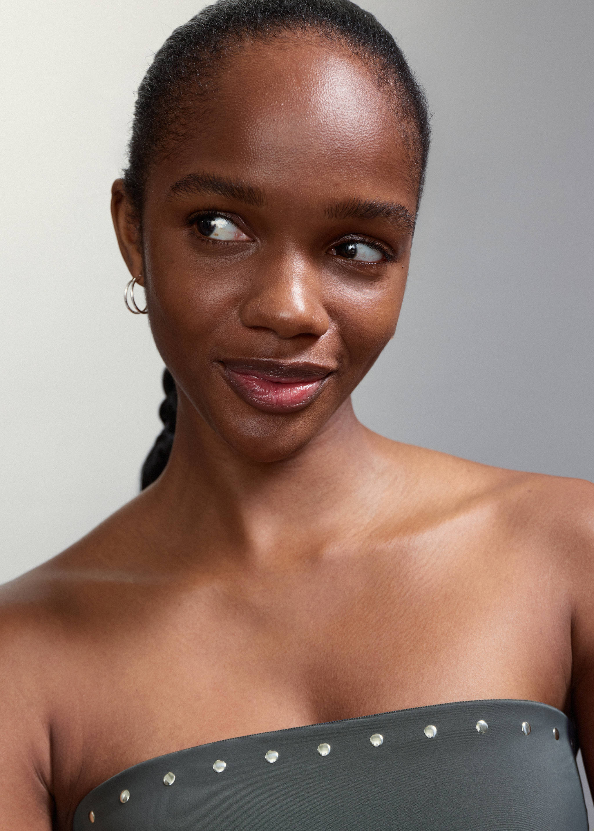 Asymmetric swimsuit with mid-rise bottoms - Details of the article 1