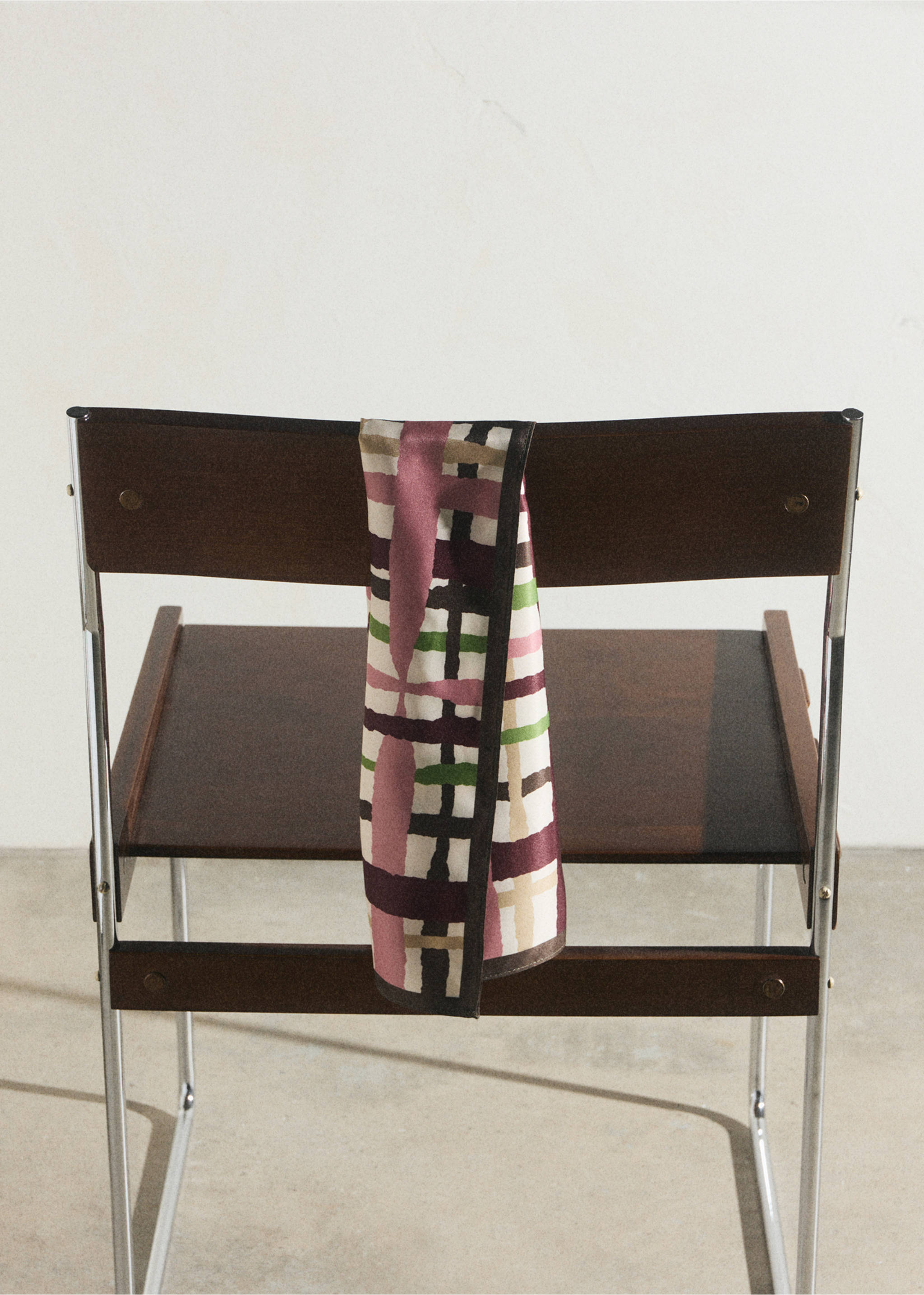 Geometric printed foulard - Details of the article 6, Maroon. Ref: 27075946-00.