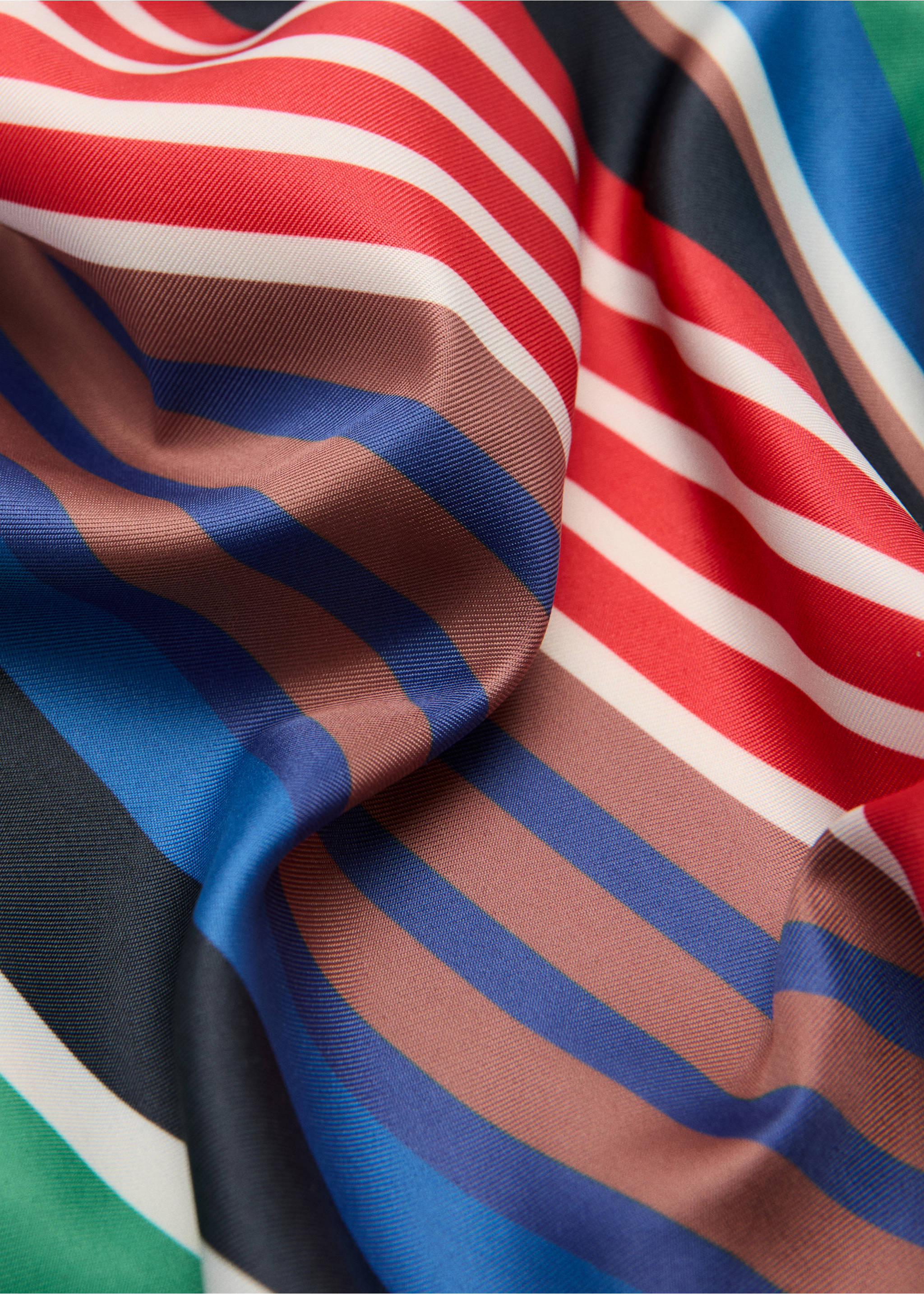 Foulard imprimé à rayures - Plan moyen, Rouge. Ref: 27075947-00.