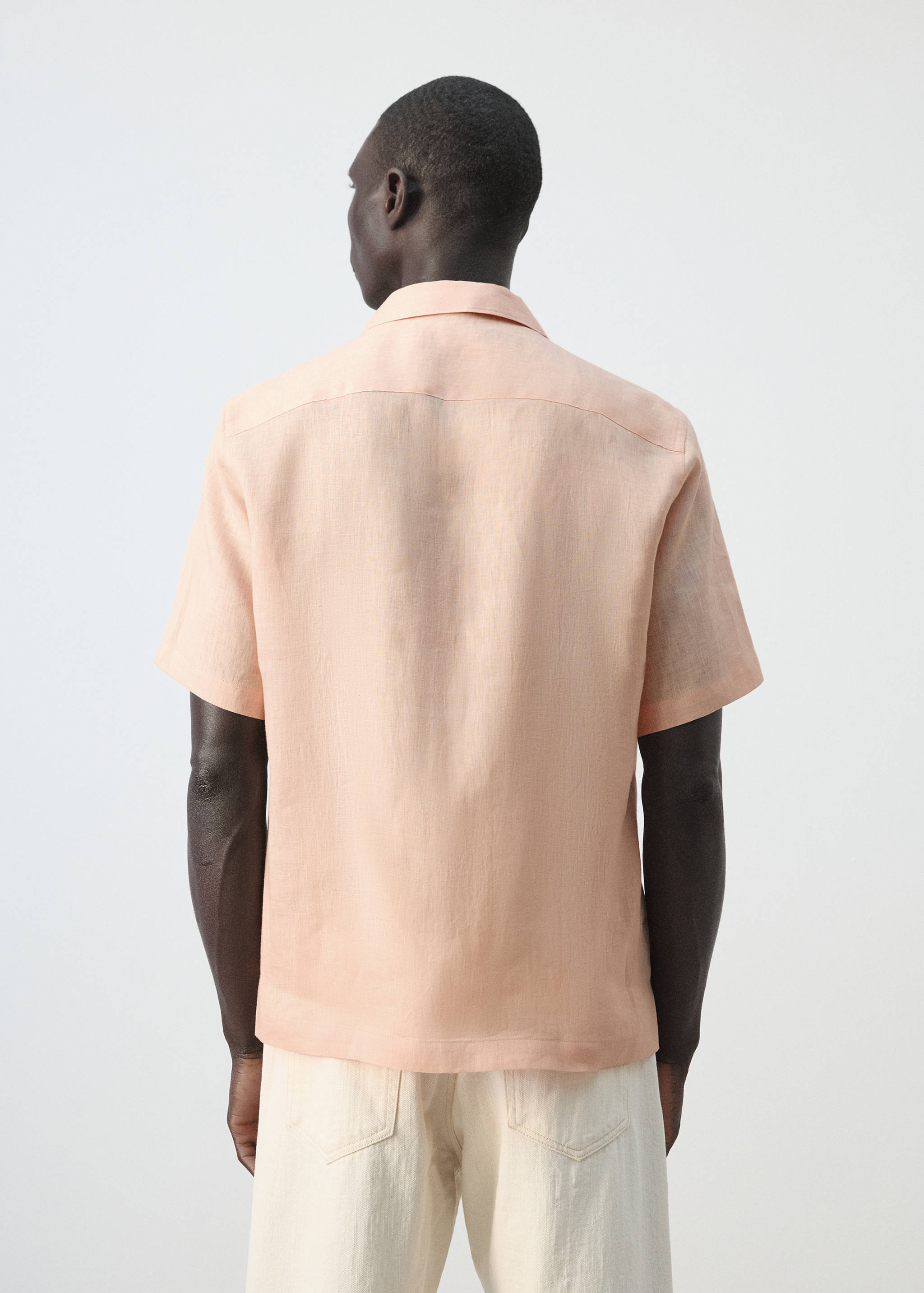 قميص بياقة بولينج بنسبة 100% من الكتان - الجهة الخلفية للمنتج