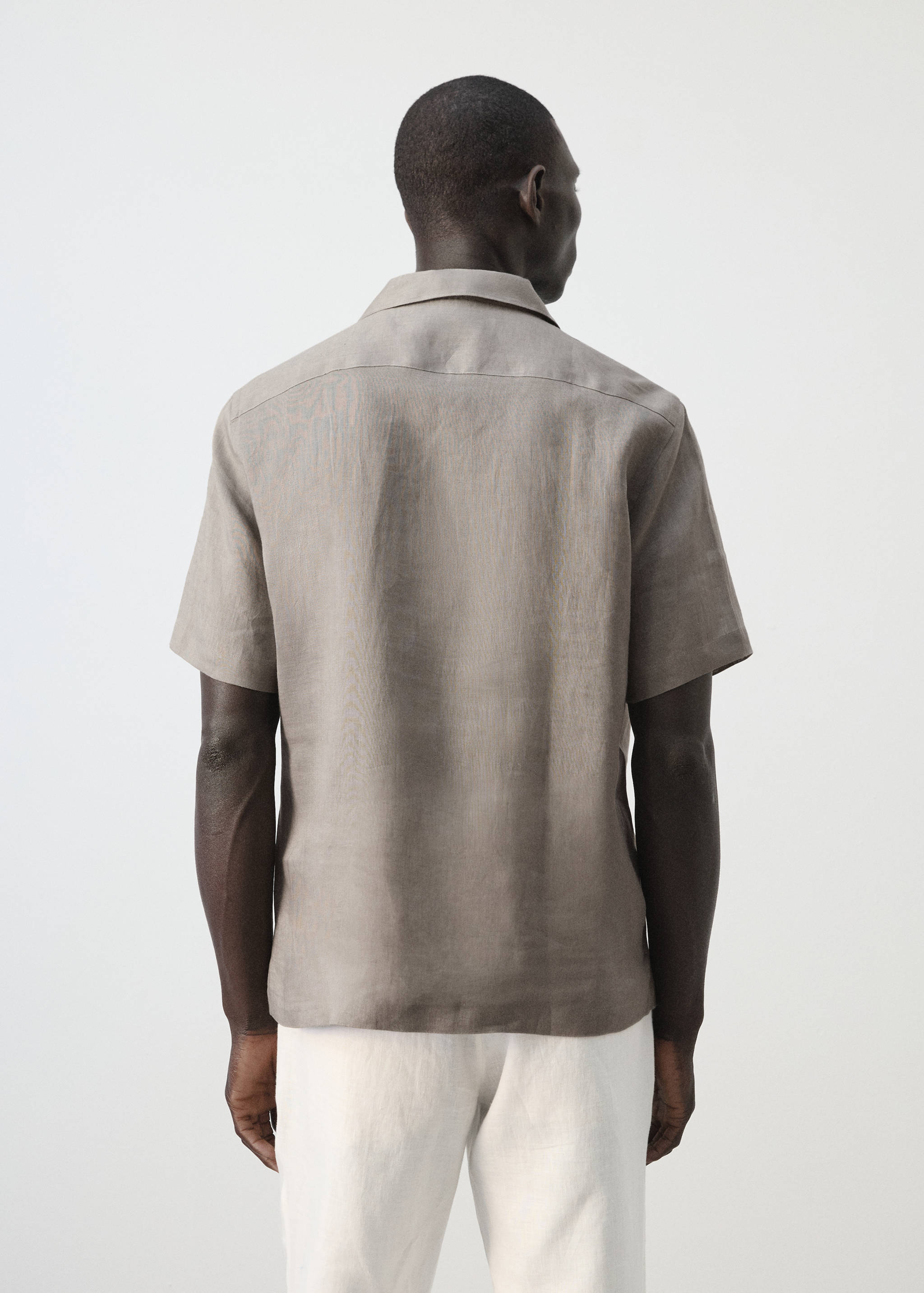 قميص بياقة بولينج بنسبة 100% من الكتان - الجهة الخلفية للمنتج