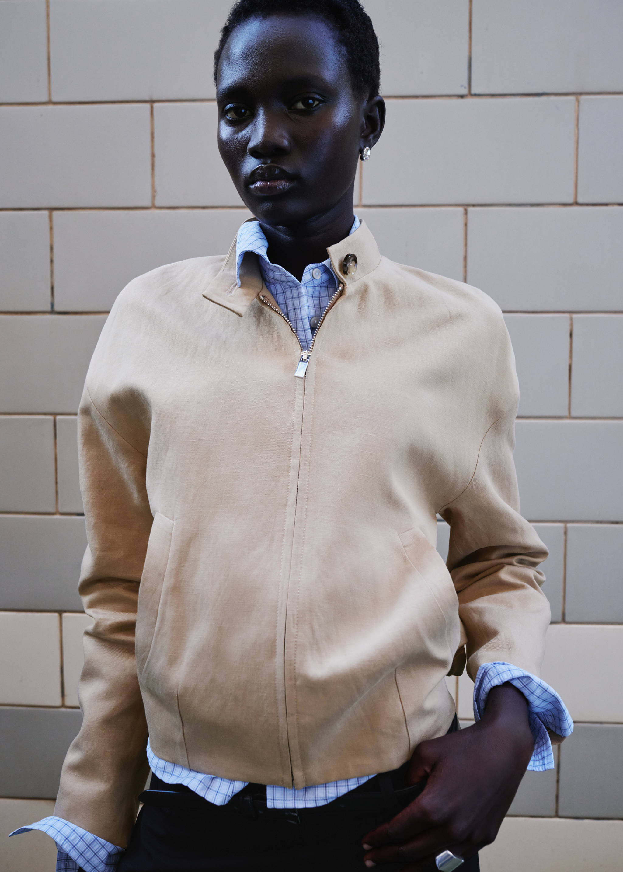 Veste lin col officier - Plan moyen