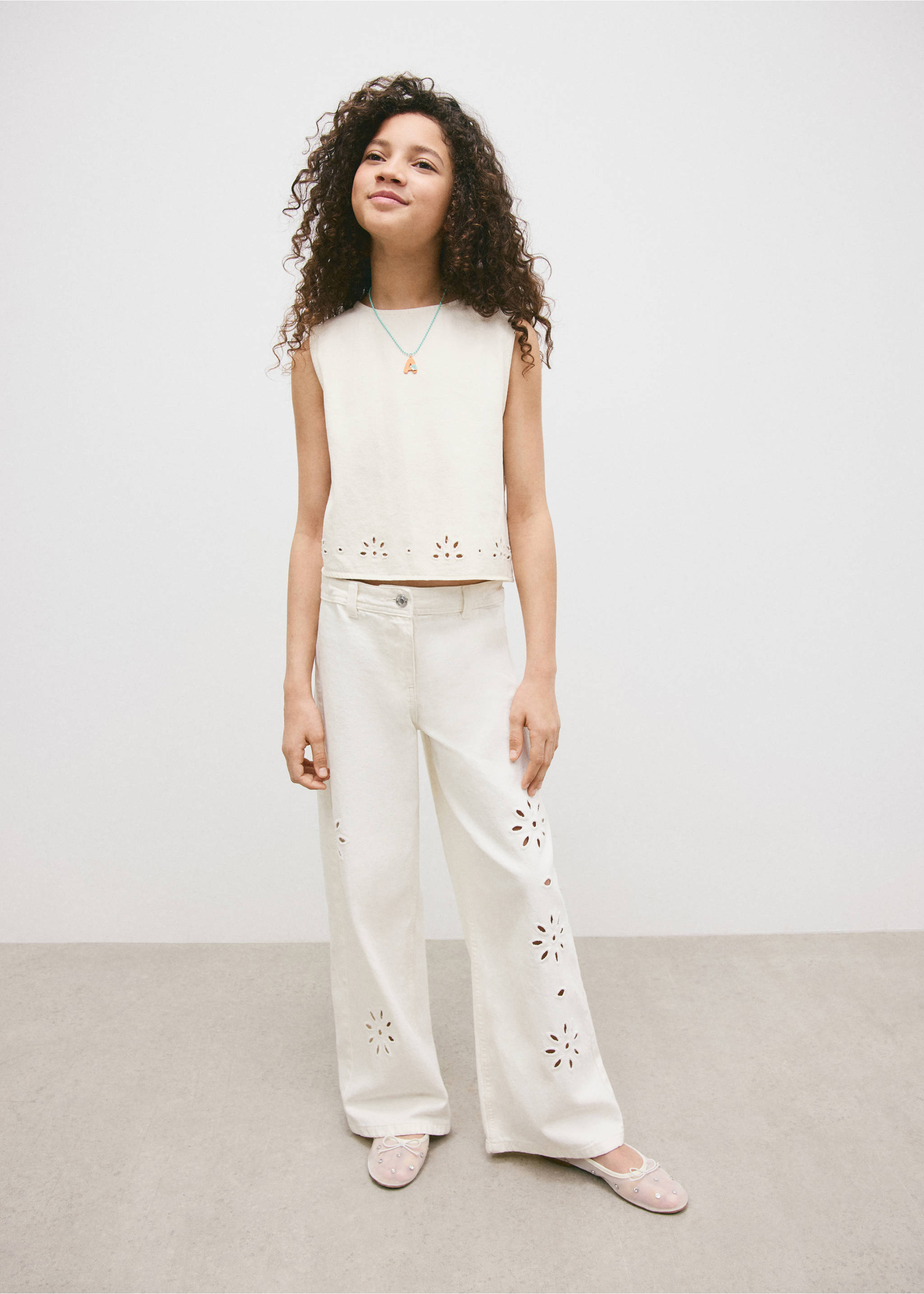 جينز واسع الساق مطرز - رؤية عامة, بيج فاتح. Ref: 27075973-00.