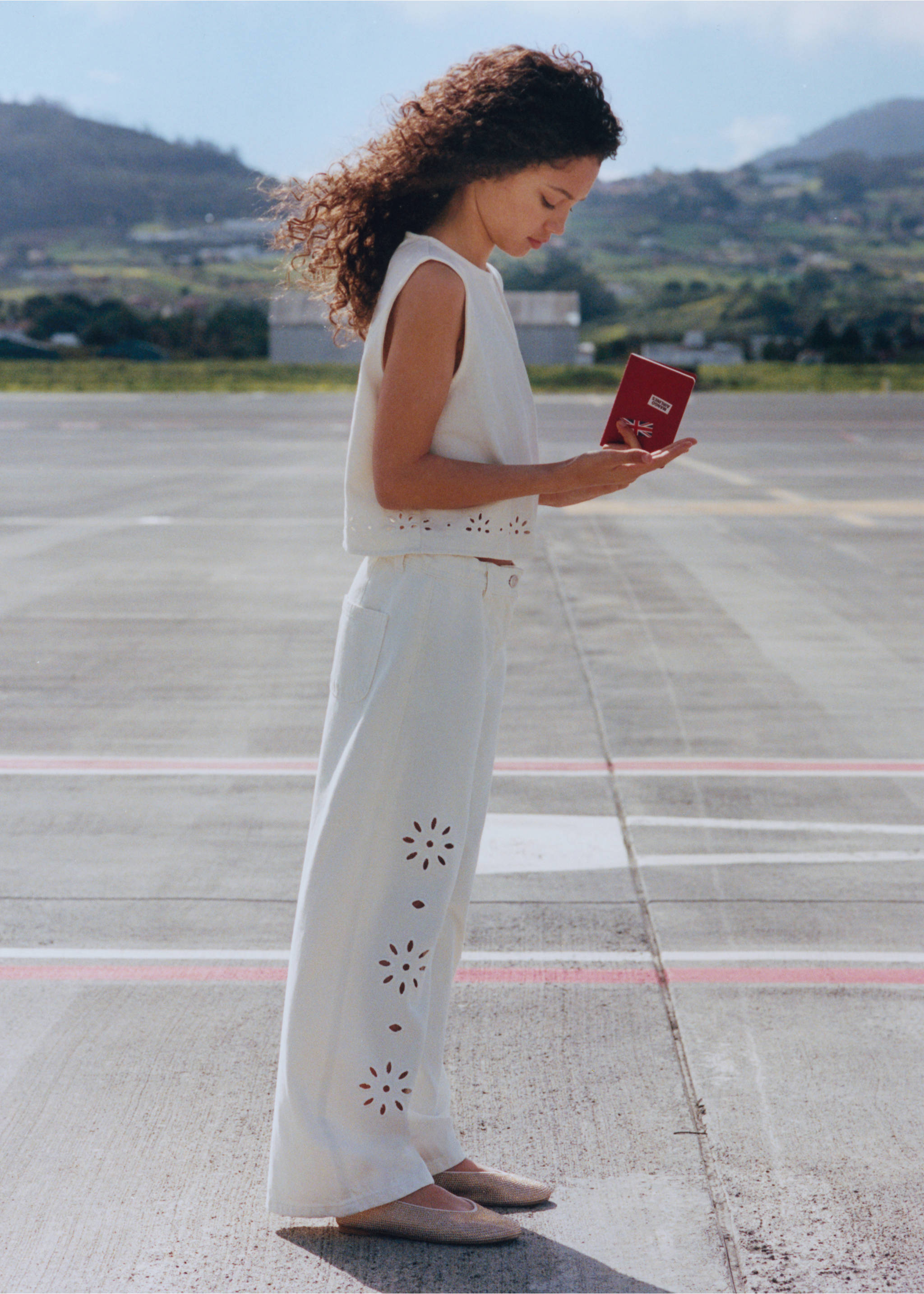 جينز واسع الساق مطرز - تفاصيل المنتج 6, بيج فاتح. Ref: 27075973-00.