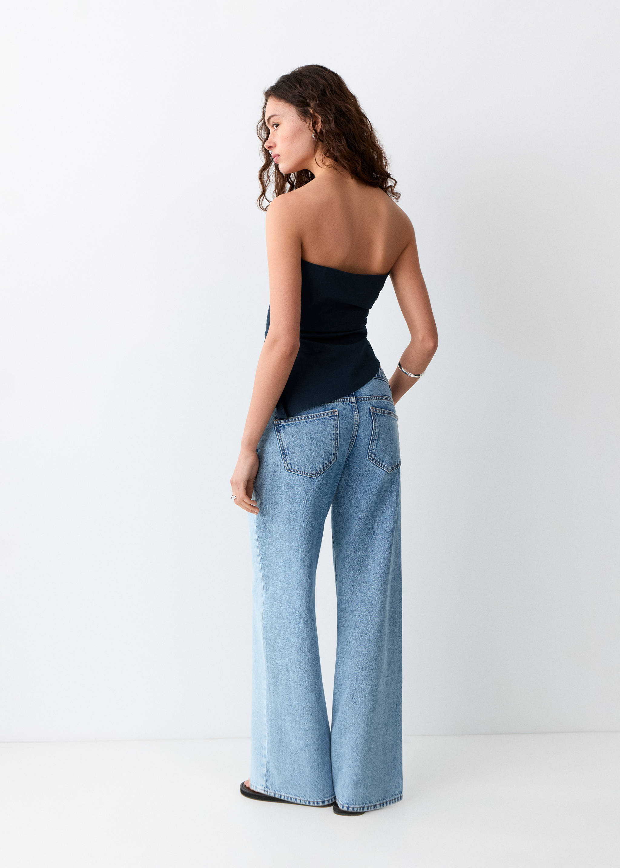 Asymmetrisches schulterfreies Top - Rückseite des Artikels