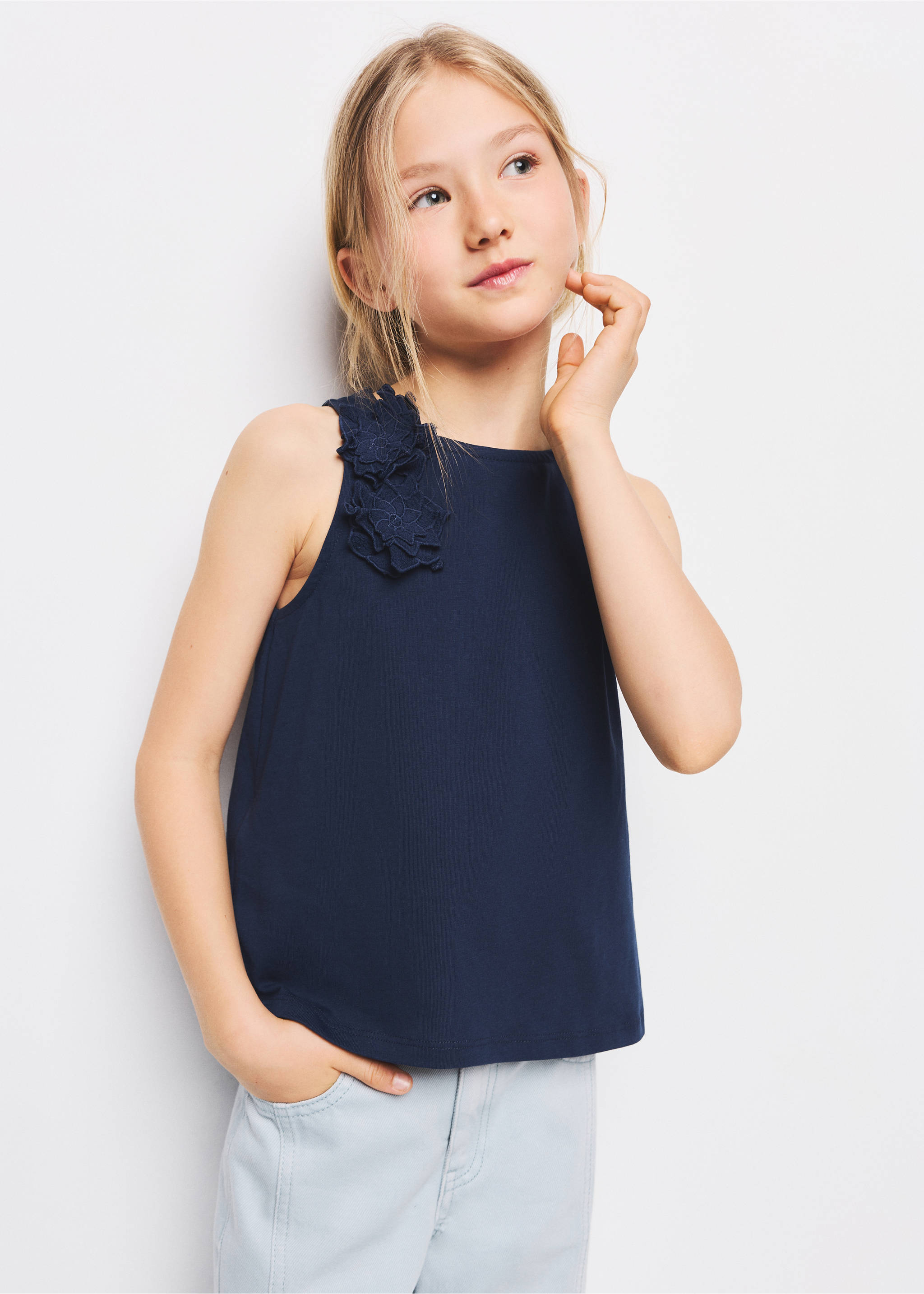 Top à fleurs en relief - Plan moyen, Bleu marine. Ref: 27075986-00.