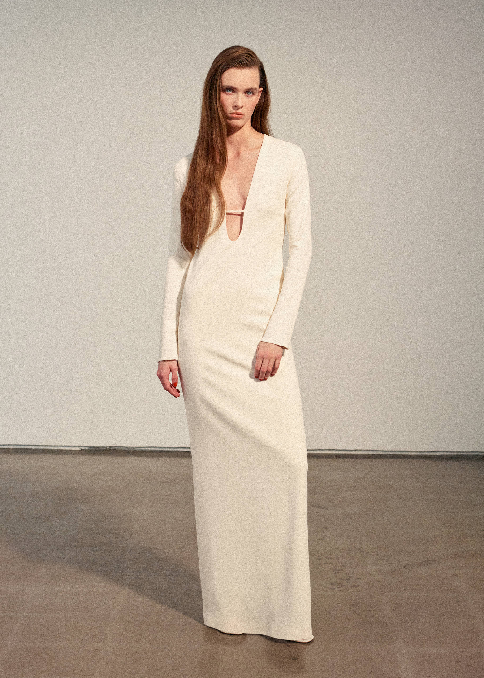 Lång v-ringad klänning - Allmän bild, Rå. Ref: 27075992-00.