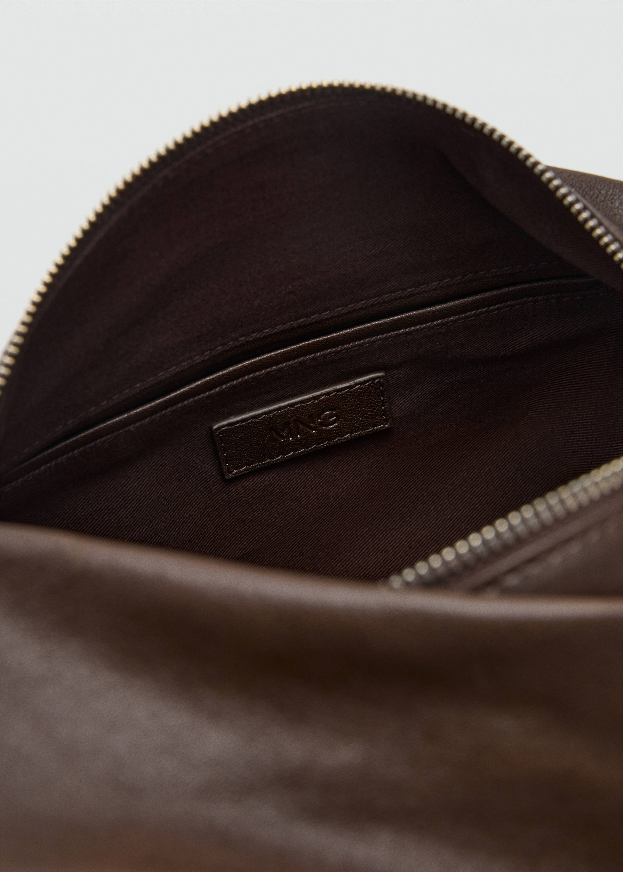 Sac en cuir style cabas détail métallique - Détail de l'article 2, Chocolat. Ref: 27075999-00.