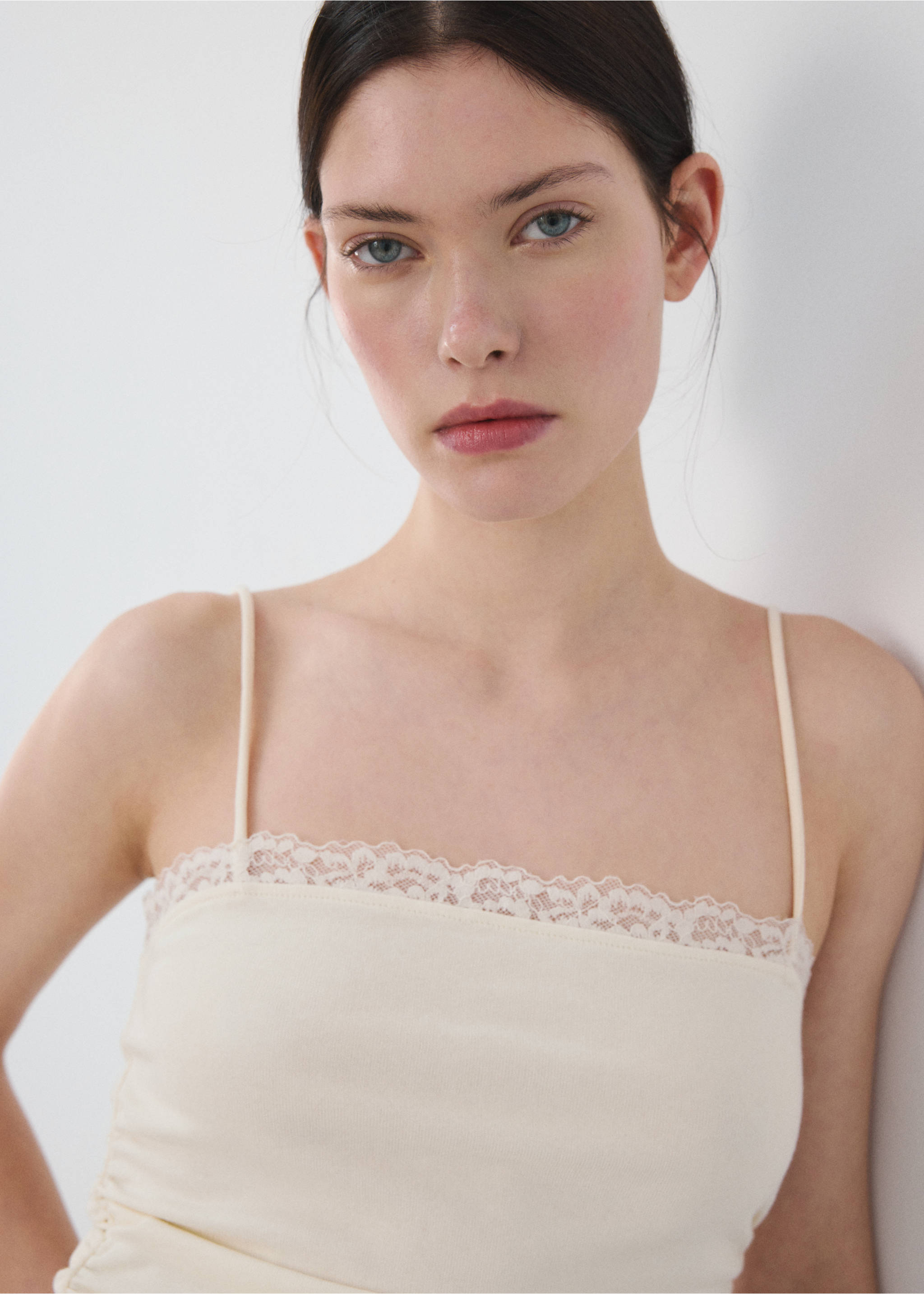 Top escote encaje - Detalle del artículo 1, Vainilla. Ref: 27076001-00.