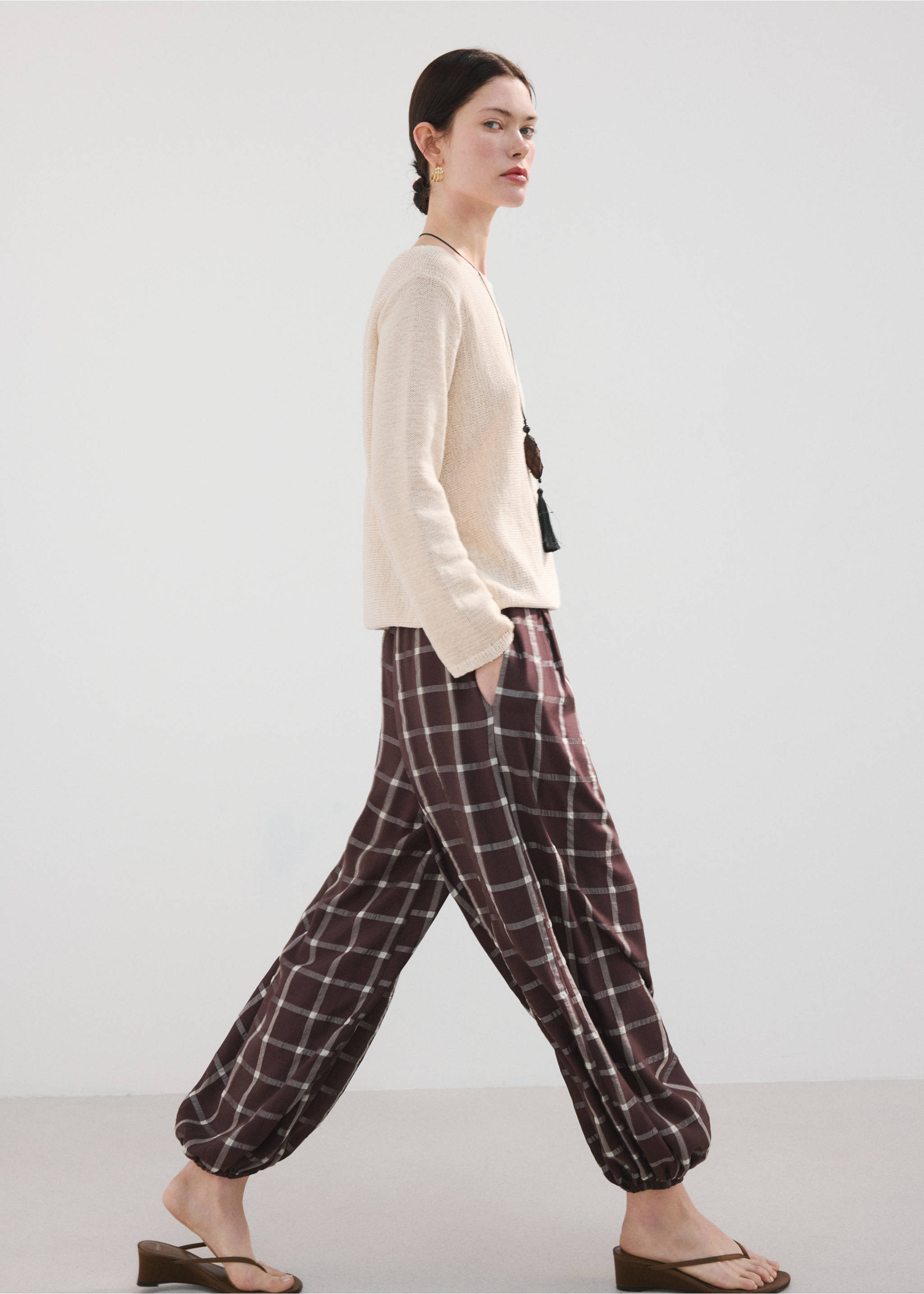 Mid-rise harem pants - Details of the article 2, Burgundy. Ref: 27076361-00.