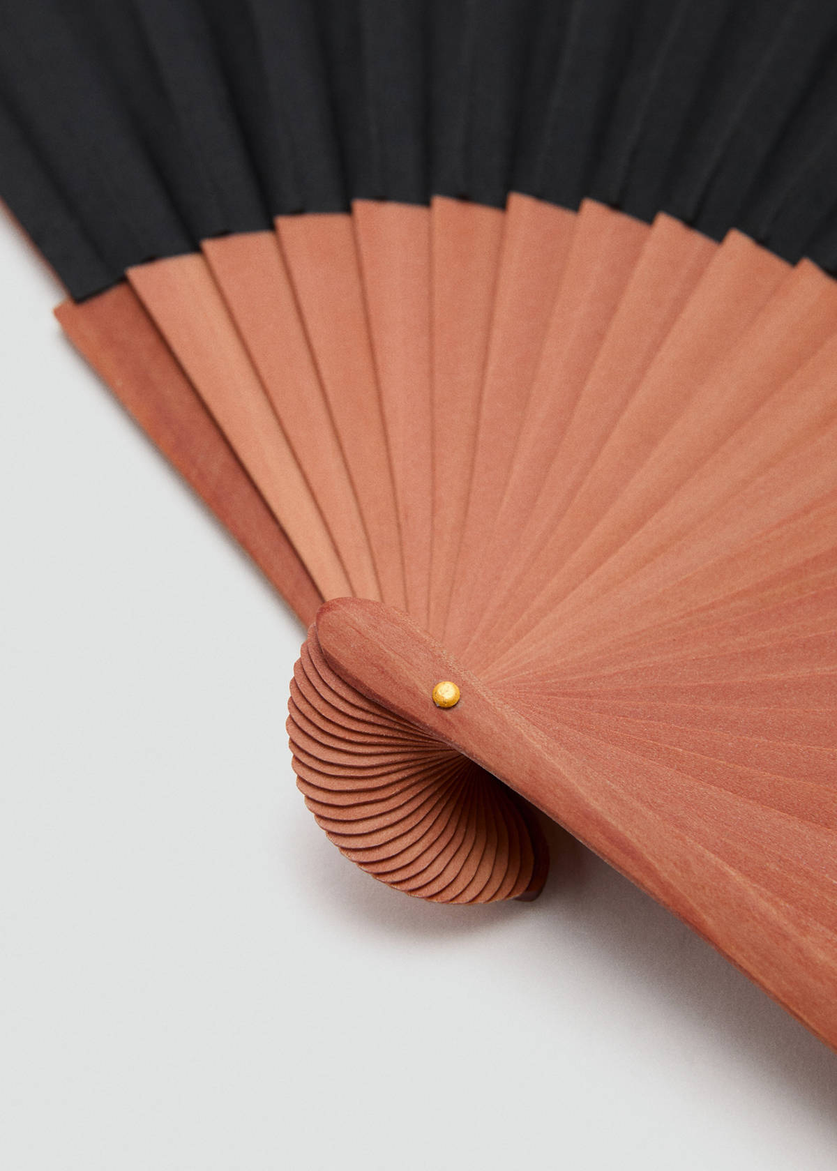 Smooth wooden fan — Black