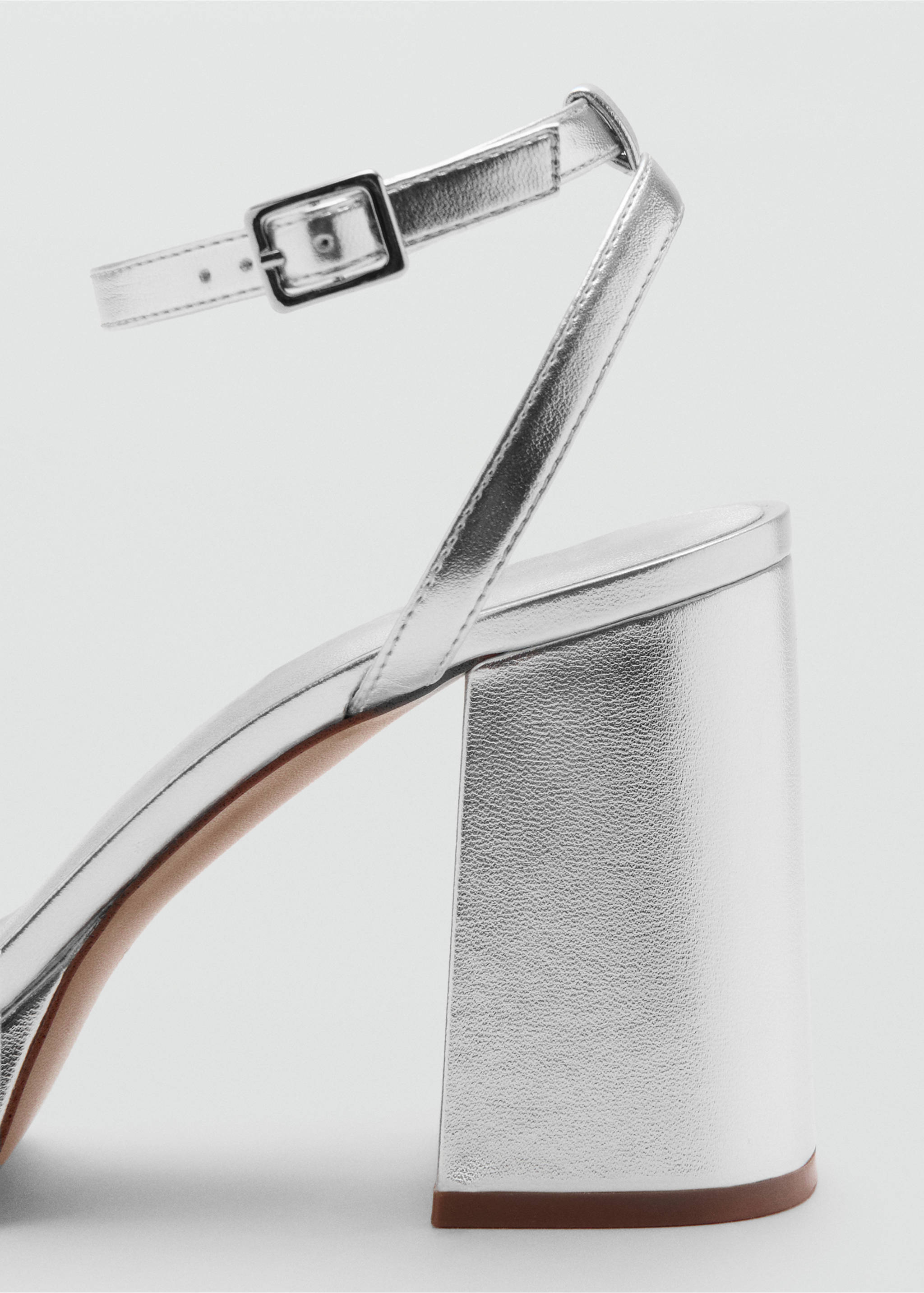 Sandàlies tacó metal·litzades - Detall de l'article 1, Platejat. Ref: 27076728-00.